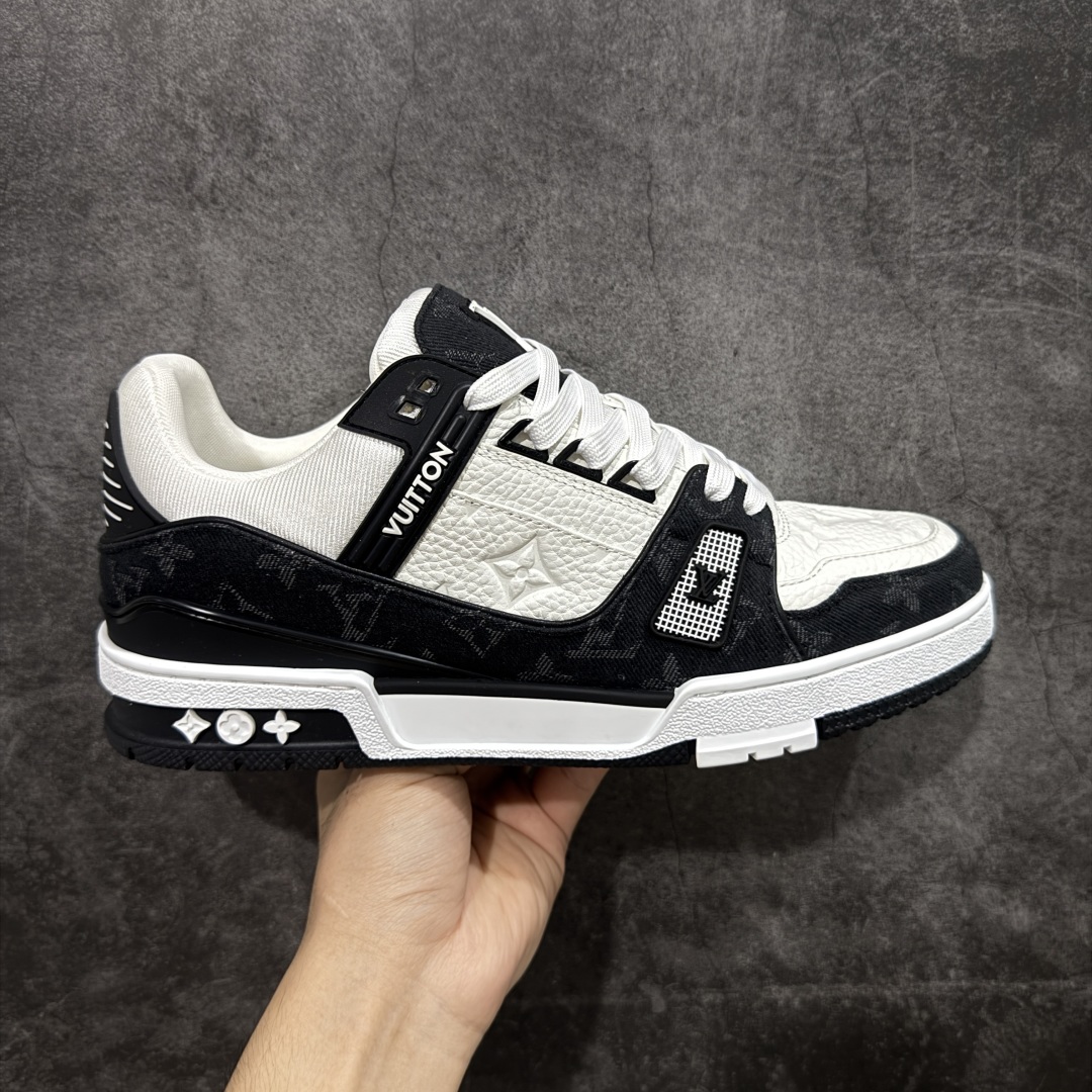 【私人订单】Louis Vuitton LV Trainer 系列 市场最强版 没有之一的存在💪🏻 2025最新版 同步官方星空鞋盒 礼盒包装 纯原顶级高端复刻 高端零售首选版本 购入2025 最新原版1-1开发复刻 相似度百分之99 大货拿在手上无法辨别真假 全鞋身做工精细 进口西班牙3mm斗牛皮摔荔纹韧度拉力十足 鞋面压花长时间不会消失 独家网版开模侧边饰VU ITTON标志与正品完全一致 侧面白荔皮压花凹凸立体感直接媲美正品 新版正品欧斯耐高弹160垫脚 脚感超舒适 独家底磨特供双色TPU组合大底 大底采用进口橡胶树材质套包工艺 固特异缝合锁边空胶工艺 永不开胶断线。 全套专柜24年底圣诞节限定包装,另有经典黄盒包装可选配。 专柜统一尺码(偏大一码)全网独家半码 女码:35 35.5 36 36.5 37 37.5 38 38.5 39 男码:39 40 40.5 41 41.5 42 42.5 43 43.5 44 44.5 45 46 47 (欧码 皮鞋尺码)比运动鞋大一码 全网独家做到最大47码 偏大一码 45=46 46=47 47=48 独家私模-选品中心
