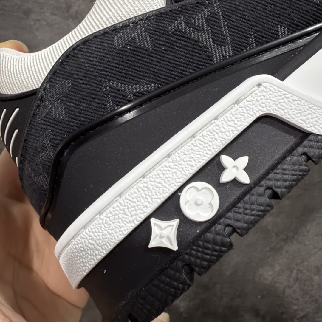 图片[3]-【私人订单】Louis Vuitton LV Trainer 系列 市场最强版 没有之一的存在💪🏻 2025最新版 同步官方星空鞋盒 礼盒包装 纯原顶级高端复刻 高端零售首选版本 购入2025 最新原版1-1开发复刻 相似度百分之99 大货拿在手上无法辨别真假 全鞋身做工精细 进口西班牙3mm斗牛皮摔荔纹韧度拉力十足 鞋面压花长时间不会消失 独家网版开模侧边饰VU ITTON标志与正品完全一致 侧面白荔皮压花凹凸立体感直接媲美正品 新版正品欧斯耐高弹160垫脚 脚感超舒适 独家底磨特供双色TPU组合大底 大底采用进口橡胶树材质套包工艺 固特异缝合锁边空胶工艺 永不开胶断线。 全套专柜24年底圣诞节限定包装，另有经典黄盒包装可选配。 专柜统一尺码（偏大一码）全网独家半码 女码：35 35.5 36 36.5 37 37.5 38 38.5 39 男码：39 40 40.5 41 41.5 42 42.5 43 43.5 44 44.5 45 46 47 （欧码 皮鞋尺码）比运动鞋大一码 全网独家做到最大47码 偏大一码 45=46 46=47 47=48 独家私模-选品中心