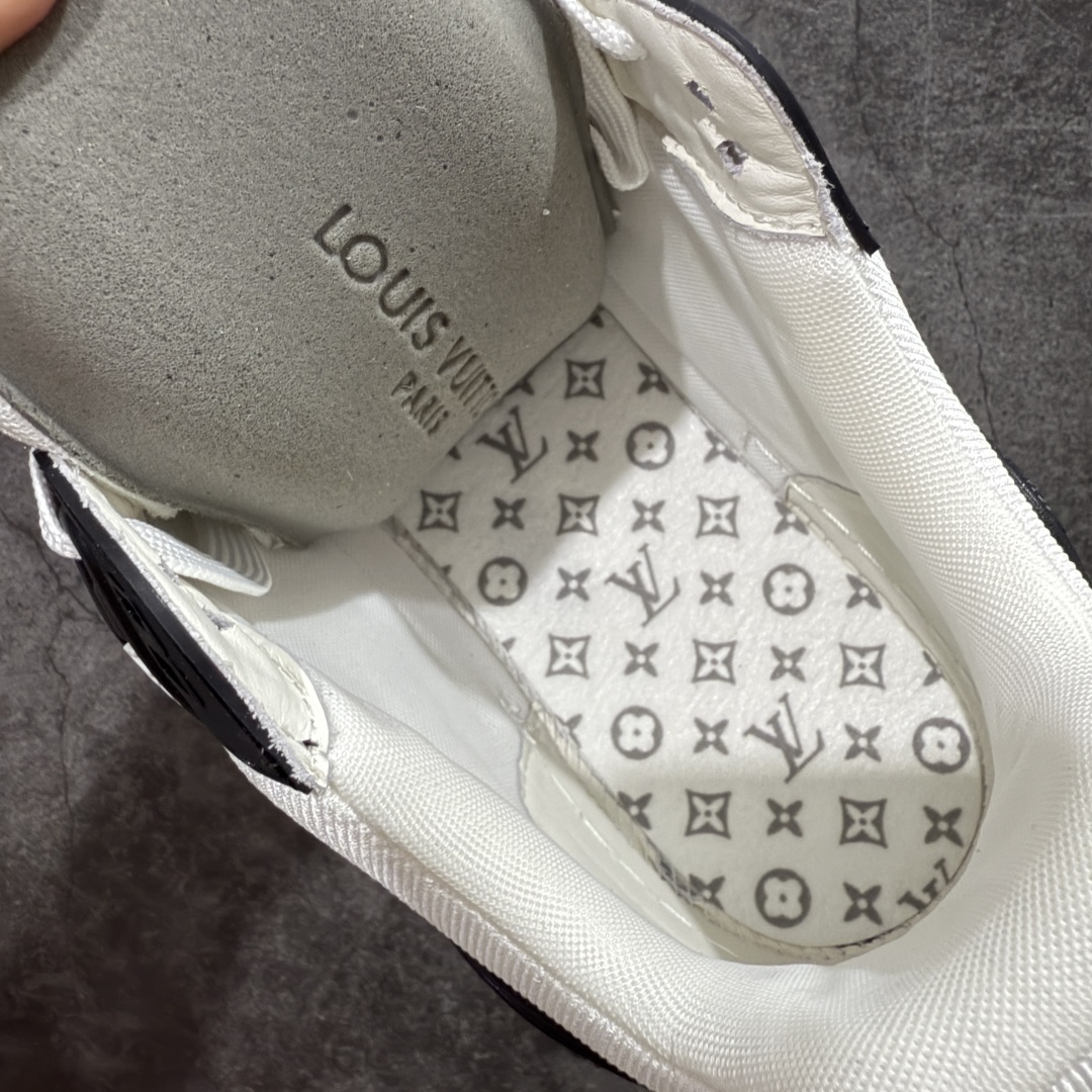 图片[9]-【私人订单】Louis Vuitton LV Trainer 系列 市场最强版 没有之一的存在💪🏻 2025最新版 同步官方星空鞋盒 礼盒包装 纯原顶级高端复刻 高端零售首选版本 购入2025 最新原版1-1开发复刻 相似度百分之99 大货拿在手上无法辨别真假 全鞋身做工精细 进口西班牙3mm斗牛皮摔荔纹韧度拉力十足 鞋面压花长时间不会消失 独家网版开模侧边饰VU ITTON标志与正品完全一致 侧面白荔皮压花凹凸立体感直接媲美正品 新版正品欧斯耐高弹160垫脚 脚感超舒适 独家底磨特供双色TPU组合大底 大底采用进口橡胶树材质套包工艺 固特异缝合锁边空胶工艺 永不开胶断线。 全套专柜24年底圣诞节限定包装，另有经典黄盒包装可选配。 专柜统一尺码（偏大一码）全网独家半码 女码：35 35.5 36 36.5 37 37.5 38 38.5 39 男码：39 40 40.5 41 41.5 42 42.5 43 43.5 44 44.5 45 46 47 （欧码 皮鞋尺码）比运动鞋大一码 全网独家做到最大47码 偏大一码 45=46 46=47 47=48 独家私模-选品中心