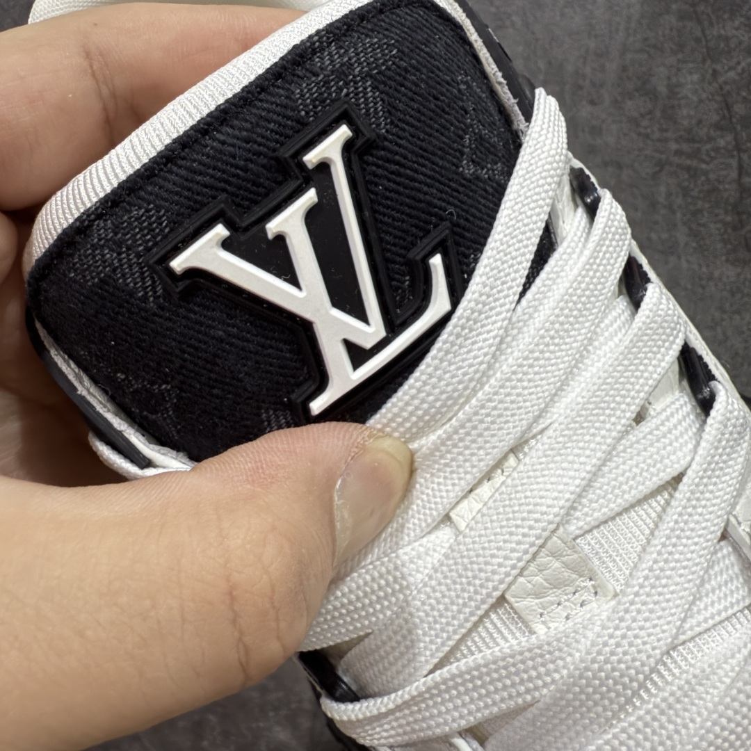 图片[6]-【私人订单】Louis Vuitton LV Trainer 系列 市场最强版 没有之一的存在💪🏻 2025最新版 同步官方星空鞋盒 礼盒包装 纯原顶级高端复刻 高端零售首选版本 购入2025 最新原版1-1开发复刻 相似度百分之99 大货拿在手上无法辨别真假 全鞋身做工精细 进口西班牙3mm斗牛皮摔荔纹韧度拉力十足 鞋面压花长时间不会消失 独家网版开模侧边饰VU ITTON标志与正品完全一致 侧面白荔皮压花凹凸立体感直接媲美正品 新版正品欧斯耐高弹160垫脚 脚感超舒适 独家底磨特供双色TPU组合大底 大底采用进口橡胶树材质套包工艺 固特异缝合锁边空胶工艺 永不开胶断线。 全套专柜24年底圣诞节限定包装，另有经典黄盒包装可选配。 专柜统一尺码（偏大一码）全网独家半码 女码：35 35.5 36 36.5 37 37.5 38 38.5 39 男码：39 40 40.5 41 41.5 42 42.5 43 43.5 44 44.5 45 46 47 （欧码 皮鞋尺码）比运动鞋大一码 全网独家做到最大47码 偏大一码 45=46 46=47 47=48 独家私模-选品中心