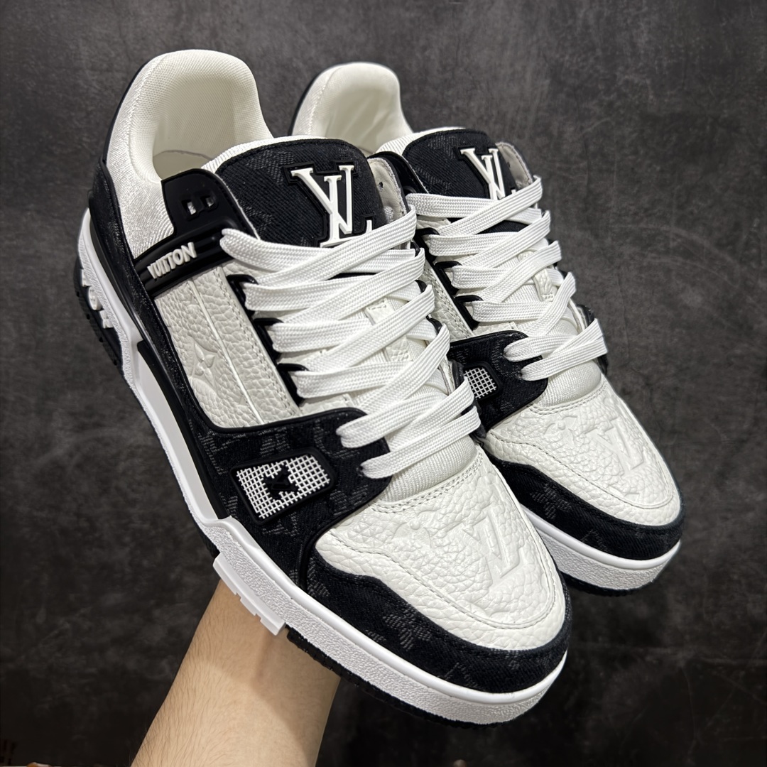 【私人订单】Louis Vuitton LV Trainer 系列 市场最强版 没有之一的存在💪🏻 2025最新版 同步官方星空鞋盒 礼盒包装 纯原顶级高端复刻 高端零售首选版本 购入2025 最新原版1-1开发复刻 相似度百分之99 大货拿在手上无法辨别真假 全鞋身做工精细 进口西班牙3mm斗牛皮摔荔纹韧度拉力十足 鞋面压花长时间不会消失 独家网版开模侧边饰VU ITTON标志与正品完全一致 侧面白荔皮压花凹凸立体感直接媲美正品 新版正品欧斯耐高弹160垫脚 脚感超舒适 独家底磨特供双色TPU组合大底 大底采用进口橡胶树材质套包工艺 固特异缝合锁边空胶工艺 永不开胶断线。 全套专柜24年底圣诞节限定包装,另有经典黄盒包装可选配。 专柜统一尺码(偏大一码)全网独家半码 女码:35 35.5 36 36.5 37 37.5 38 38.5 39 男码:39 40 40.5 41 41.5 42 42.5 43 43.5 44 44.5 45 46 47 (欧码 皮鞋尺码)比运动鞋大一码 全网独家做到最大47码 偏大一码 45=46 46=47 47=48 独家私模-选品中心