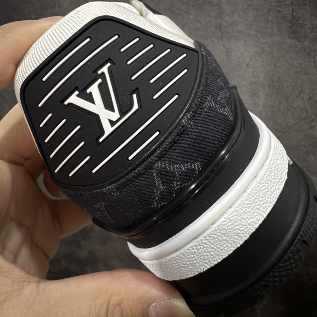 图片[2]-【私人订单】Louis Vuitton LV Trainer 系列 市场最强版 没有之一的存在💪🏻 2025最新版 同步官方星空鞋盒 礼盒包装 纯原顶级高端复刻 高端零售首选版本 购入2025 最新原版1-1开发复刻 相似度百分之99 大货拿在手上无法辨别真假 全鞋身做工精细 进口西班牙3mm斗牛皮摔荔纹韧度拉力十足 鞋面压花长时间不会消失 独家网版开模侧边饰VU ITTON标志与正品完全一致 侧面白荔皮压花凹凸立体感直接媲美正品 新版正品欧斯耐高弹160垫脚 脚感超舒适 独家底磨特供双色TPU组合大底 大底采用进口橡胶树材质套包工艺 固特异缝合锁边空胶工艺 永不开胶断线。 全套专柜24年底圣诞节限定包装，另有经典黄盒包装可选配。 专柜统一尺码（偏大一码）全网独家半码 女码：35 35.5 36 36.5 37 37.5 38 38.5 39 男码：39 40 40.5 41 41.5 42 42.5 43 43.5 44 44.5 45 46 47 （欧码 皮鞋尺码）比运动鞋大一码 全网独家做到最大47码 偏大一码 45=46 46=47 47=48 独家私模-选品中心