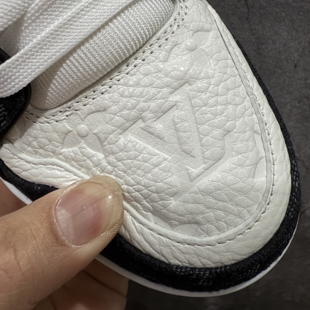 图片[5]-【私人订单】Louis Vuitton LV Trainer 系列 市场最强版 没有之一的存在💪🏻 2025最新版 同步官方星空鞋盒 礼盒包装 纯原顶级高端复刻 高端零售首选版本 购入2025 最新原版1-1开发复刻 相似度百分之99 大货拿在手上无法辨别真假 全鞋身做工精细 进口西班牙3mm斗牛皮摔荔纹韧度拉力十足 鞋面压花长时间不会消失 独家网版开模侧边饰VU ITTON标志与正品完全一致 侧面白荔皮压花凹凸立体感直接媲美正品 新版正品欧斯耐高弹160垫脚 脚感超舒适 独家底磨特供双色TPU组合大底 大底采用进口橡胶树材质套包工艺 固特异缝合锁边空胶工艺 永不开胶断线。 全套专柜24年底圣诞节限定包装，另有经典黄盒包装可选配。 专柜统一尺码（偏大一码）全网独家半码 女码：35 35.5 36 36.5 37 37.5 38 38.5 39 男码：39 40 40.5 41 41.5 42 42.5 43 43.5 44 44.5 45 46 47 （欧码 皮鞋尺码）比运动鞋大一码 全网独家做到最大47码 偏大一码 45=46 46=47 47=48 独家私模-选品中心