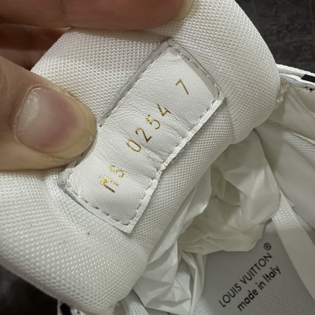 图片[7]-【私人订单】Louis Vuitton LV Trainer 系列 市场最强版 没有之一的存在💪🏻 2025最新版 同步官方星空鞋盒 礼盒包装 纯原顶级高端复刻 高端零售首选版本 购入2025 最新原版1-1开发复刻 相似度百分之99 大货拿在手上无法辨别真假 全鞋身做工精细 进口西班牙3mm斗牛皮摔荔纹韧度拉力十足 鞋面压花长时间不会消失 独家网版开模侧边饰VU ITTON标志与正品完全一致 侧面白荔皮压花凹凸立体感直接媲美正品 新版正品欧斯耐高弹160垫脚 脚感超舒适 独家底磨特供双色TPU组合大底 大底采用进口橡胶树材质套包工艺 固特异缝合锁边空胶工艺 永不开胶断线。 全套专柜24年底圣诞节限定包装，另有经典黄盒包装可选配。 专柜统一尺码（偏大一码）全网独家半码 女码：35 35.5 36 36.5 37 37.5 38 38.5 39 男码：39 40 40.5 41 41.5 42 42.5 43 43.5 44 44.5 45 46 47 （欧码 皮鞋尺码）比运动鞋大一码 全网独家做到最大47码 偏大一码 45=46 46=47 47=48 独家私模-选品中心