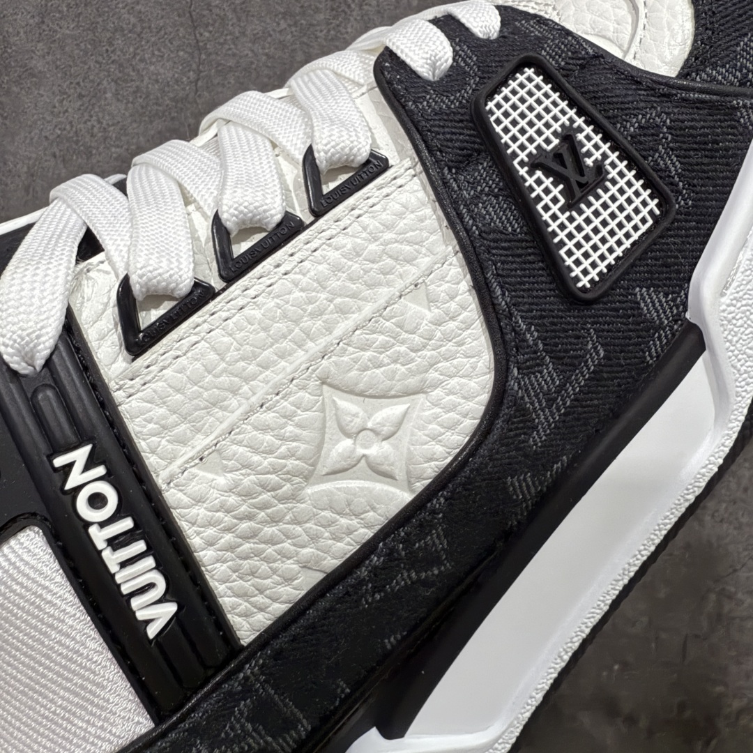 图片[4]-【私人订单】Louis Vuitton LV Trainer 系列 市场最强版 没有之一的存在💪🏻 2025最新版 同步官方星空鞋盒 礼盒包装 纯原顶级高端复刻 高端零售首选版本 购入2025 最新原版1-1开发复刻 相似度百分之99 大货拿在手上无法辨别真假 全鞋身做工精细 进口西班牙3mm斗牛皮摔荔纹韧度拉力十足 鞋面压花长时间不会消失 独家网版开模侧边饰VU ITTON标志与正品完全一致 侧面白荔皮压花凹凸立体感直接媲美正品 新版正品欧斯耐高弹160垫脚 脚感超舒适 独家底磨特供双色TPU组合大底 大底采用进口橡胶树材质套包工艺 固特异缝合锁边空胶工艺 永不开胶断线。 全套专柜24年底圣诞节限定包装，另有经典黄盒包装可选配。 专柜统一尺码（偏大一码）全网独家半码 女码：35 35.5 36 36.5 37 37.5 38 38.5 39 男码：39 40 40.5 41 41.5 42 42.5 43 43.5 44 44.5 45 46 47 （欧码 皮鞋尺码）比运动鞋大一码 全网独家做到最大47码 偏大一码 45=46 46=47 47=48 独家私模-选品中心