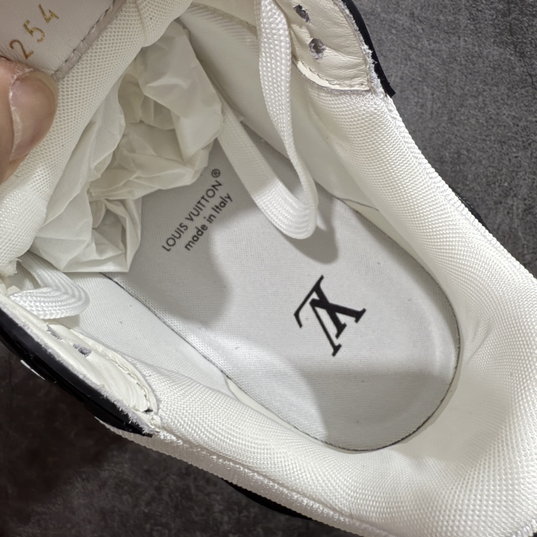 图片[8]-【私人订单】Louis Vuitton LV Trainer 系列 市场最强版 没有之一的存在💪🏻 2025最新版 同步官方星空鞋盒 礼盒包装 纯原顶级高端复刻 高端零售首选版本 购入2025 最新原版1-1开发复刻 相似度百分之99 大货拿在手上无法辨别真假 全鞋身做工精细 进口西班牙3mm斗牛皮摔荔纹韧度拉力十足 鞋面压花长时间不会消失 独家网版开模侧边饰VU ITTON标志与正品完全一致 侧面白荔皮压花凹凸立体感直接媲美正品 新版正品欧斯耐高弹160垫脚 脚感超舒适 独家底磨特供双色TPU组合大底 大底采用进口橡胶树材质套包工艺 固特异缝合锁边空胶工艺 永不开胶断线。 全套专柜24年底圣诞节限定包装，另有经典黄盒包装可选配。 专柜统一尺码（偏大一码）全网独家半码 女码：35 35.5 36 36.5 37 37.5 38 38.5 39 男码：39 40 40.5 41 41.5 42 42.5 43 43.5 44 44.5 45 46 47 （欧码 皮鞋尺码）比运动鞋大一码 全网独家做到最大47码 偏大一码 45=46 46=47 47=48 独家私模-选品中心