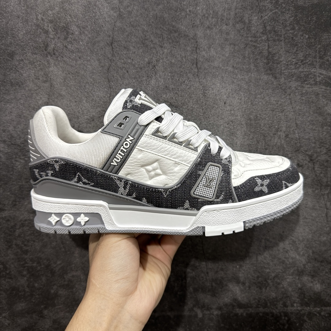 【私人订单】Louis Vuitton LV Trainer 系列 市场最强版 没有之一的存在💪🏻 2025最新版 同步官方星空鞋盒 礼盒包装 纯原顶级高端复刻 高端零售首选版本 购入2025 最新原版1-1开发复刻 相似度百分之99 大货拿在手上无法辨别真假 全鞋身做工精细 进口西班牙3mm斗牛皮摔荔纹韧度拉力十足 鞋面压花长时间不会消失 独家网版开模侧边饰VU ITTON标志与正品完全一致 侧面白荔皮压花凹凸立体感直接媲美正品 新版正品欧斯耐高弹160垫脚 脚感超舒适 独家底磨特供双色TPU组合大底 大底采用进口橡胶树材质套包工艺 固特异缝合锁边空胶工艺 永不开胶断线。 全套专柜24年底圣诞节限定包装,另有经典黄盒包装可选配。 专柜统一尺码(偏大一码)全网独家半码 女码:35 35.5 36 36.5 37 37.5 38 38.5 39 男码:39 40 40.5 41 41.5 42 42.5 43 43.5 44 44.5 45 46 47 (欧码 皮鞋尺码)比运动鞋大一码 全网独家做到最大47码 偏大一码 45=46 46=47 47=48 独家私模-选品中心