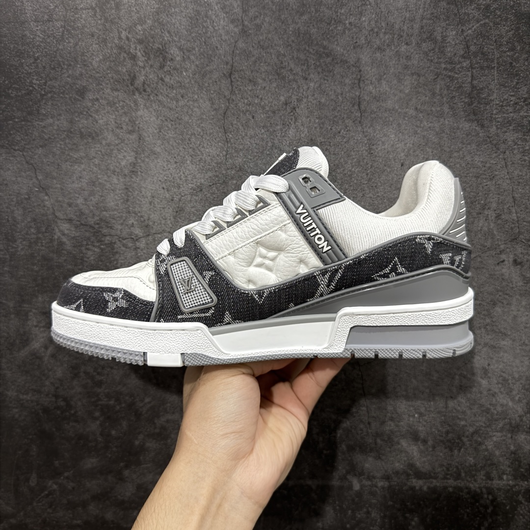 图片[2]-【私人订单】Louis Vuitton LV Trainer 系列 市场最强版 没有之一的存在💪🏻 2025最新版 同步官方星空鞋盒 礼盒包装 纯原顶级高端复刻 高端零售首选版本 购入2025 最新原版1-1开发复刻 相似度百分之99 大货拿在手上无法辨别真假 全鞋身做工精细 进口西班牙3mm斗牛皮摔荔纹韧度拉力十足 鞋面压花长时间不会消失 独家网版开模侧边饰VU ITTON标志与正品完全一致 侧面白荔皮压花凹凸立体感直接媲美正品 新版正品欧斯耐高弹160垫脚 脚感超舒适 独家底磨特供双色TPU组合大底 大底采用进口橡胶树材质套包工艺 固特异缝合锁边空胶工艺 永不开胶断线。 全套专柜24年底圣诞节限定包装，另有经典黄盒包装可选配。 专柜统一尺码（偏大一码）全网独家半码 女码：35 35.5 36 36.5 37 37.5 38 38.5 39 男码：39 40 40.5 41 41.5 42 42.5 43 43.5 44 44.5 45 46 47 （欧码 皮鞋尺码）比运动鞋大一码 全网独家做到最大47码 偏大一码 45=46 46=47 47=48 独家私模-选品中心