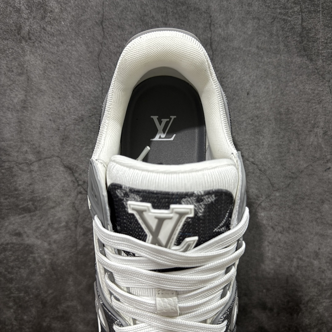 图片[8]-【私人订单】Louis Vuitton LV Trainer 系列 市场最强版 没有之一的存在💪🏻 2025最新版 同步官方星空鞋盒 礼盒包装 纯原顶级高端复刻 高端零售首选版本 购入2025 最新原版1-1开发复刻 相似度百分之99 大货拿在手上无法辨别真假 全鞋身做工精细 进口西班牙3mm斗牛皮摔荔纹韧度拉力十足 鞋面压花长时间不会消失 独家网版开模侧边饰VU ITTON标志与正品完全一致 侧面白荔皮压花凹凸立体感直接媲美正品 新版正品欧斯耐高弹160垫脚 脚感超舒适 独家底磨特供双色TPU组合大底 大底采用进口橡胶树材质套包工艺 固特异缝合锁边空胶工艺 永不开胶断线。 全套专柜24年底圣诞节限定包装，另有经典黄盒包装可选配。 专柜统一尺码（偏大一码）全网独家半码 女码：35 35.5 36 36.5 37 37.5 38 38.5 39 男码：39 40 40.5 41 41.5 42 42.5 43 43.5 44 44.5 45 46 47 （欧码 皮鞋尺码）比运动鞋大一码 全网独家做到最大47码 偏大一码 45=46 46=47 47=48 独家私模-选品中心