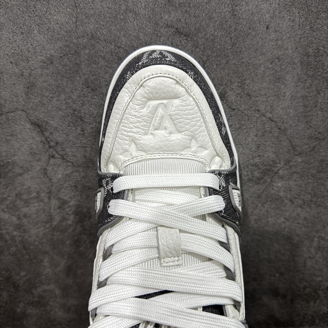 图片[5]-【私人订单】Louis Vuitton LV Trainer 系列 市场最强版 没有之一的存在💪🏻 2025最新版 同步官方星空鞋盒 礼盒包装 纯原顶级高端复刻 高端零售首选版本 购入2025 最新原版1-1开发复刻 相似度百分之99 大货拿在手上无法辨别真假 全鞋身做工精细 进口西班牙3mm斗牛皮摔荔纹韧度拉力十足 鞋面压花长时间不会消失 独家网版开模侧边饰VU ITTON标志与正品完全一致 侧面白荔皮压花凹凸立体感直接媲美正品 新版正品欧斯耐高弹160垫脚 脚感超舒适 独家底磨特供双色TPU组合大底 大底采用进口橡胶树材质套包工艺 固特异缝合锁边空胶工艺 永不开胶断线。 全套专柜24年底圣诞节限定包装，另有经典黄盒包装可选配。 专柜统一尺码（偏大一码）全网独家半码 女码：35 35.5 36 36.5 37 37.5 38 38.5 39 男码：39 40 40.5 41 41.5 42 42.5 43 43.5 44 44.5 45 46 47 （欧码 皮鞋尺码）比运动鞋大一码 全网独家做到最大47码 偏大一码 45=46 46=47 47=48 独家私模-选品中心