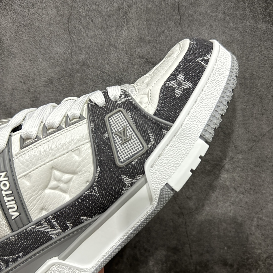 图片[6]-【私人订单】Louis Vuitton LV Trainer 系列 市场最强版 没有之一的存在💪🏻 2025最新版 同步官方星空鞋盒 礼盒包装 纯原顶级高端复刻 高端零售首选版本 购入2025 最新原版1-1开发复刻 相似度百分之99 大货拿在手上无法辨别真假 全鞋身做工精细 进口西班牙3mm斗牛皮摔荔纹韧度拉力十足 鞋面压花长时间不会消失 独家网版开模侧边饰VU ITTON标志与正品完全一致 侧面白荔皮压花凹凸立体感直接媲美正品 新版正品欧斯耐高弹160垫脚 脚感超舒适 独家底磨特供双色TPU组合大底 大底采用进口橡胶树材质套包工艺 固特异缝合锁边空胶工艺 永不开胶断线。 全套专柜24年底圣诞节限定包装，另有经典黄盒包装可选配。 专柜统一尺码（偏大一码）全网独家半码 女码：35 35.5 36 36.5 37 37.5 38 38.5 39 男码：39 40 40.5 41 41.5 42 42.5 43 43.5 44 44.5 45 46 47 （欧码 皮鞋尺码）比运动鞋大一码 全网独家做到最大47码 偏大一码 45=46 46=47 47=48 独家私模-选品中心