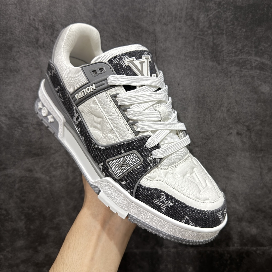图片[3]-【私人订单】Louis Vuitton LV Trainer 系列 市场最强版 没有之一的存在💪🏻 2025最新版 同步官方星空鞋盒 礼盒包装 纯原顶级高端复刻 高端零售首选版本 购入2025 最新原版1-1开发复刻 相似度百分之99 大货拿在手上无法辨别真假 全鞋身做工精细 进口西班牙3mm斗牛皮摔荔纹韧度拉力十足 鞋面压花长时间不会消失 独家网版开模侧边饰VU ITTON标志与正品完全一致 侧面白荔皮压花凹凸立体感直接媲美正品 新版正品欧斯耐高弹160垫脚 脚感超舒适 独家底磨特供双色TPU组合大底 大底采用进口橡胶树材质套包工艺 固特异缝合锁边空胶工艺 永不开胶断线。 全套专柜24年底圣诞节限定包装，另有经典黄盒包装可选配。 专柜统一尺码（偏大一码）全网独家半码 女码：35 35.5 36 36.5 37 37.5 38 38.5 39 男码：39 40 40.5 41 41.5 42 42.5 43 43.5 44 44.5 45 46 47 （欧码 皮鞋尺码）比运动鞋大一码 全网独家做到最大47码 偏大一码 45=46 46=47 47=48 独家私模-选品中心