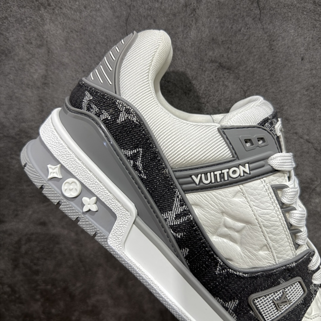 图片[7]-【私人订单】Louis Vuitton LV Trainer 系列 市场最强版 没有之一的存在💪🏻 2025最新版 同步官方星空鞋盒 礼盒包装 纯原顶级高端复刻 高端零售首选版本 购入2025 最新原版1-1开发复刻 相似度百分之99 大货拿在手上无法辨别真假 全鞋身做工精细 进口西班牙3mm斗牛皮摔荔纹韧度拉力十足 鞋面压花长时间不会消失 独家网版开模侧边饰VU ITTON标志与正品完全一致 侧面白荔皮压花凹凸立体感直接媲美正品 新版正品欧斯耐高弹160垫脚 脚感超舒适 独家底磨特供双色TPU组合大底 大底采用进口橡胶树材质套包工艺 固特异缝合锁边空胶工艺 永不开胶断线。 全套专柜24年底圣诞节限定包装，另有经典黄盒包装可选配。 专柜统一尺码（偏大一码）全网独家半码 女码：35 35.5 36 36.5 37 37.5 38 38.5 39 男码：39 40 40.5 41 41.5 42 42.5 43 43.5 44 44.5 45 46 47 （欧码 皮鞋尺码）比运动鞋大一码 全网独家做到最大47码 偏大一码 45=46 46=47 47=48 独家私模-选品中心