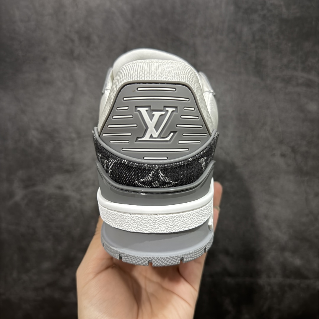 图片[4]-【私人订单】Louis Vuitton LV Trainer 系列 市场最强版 没有之一的存在💪🏻 2025最新版 同步官方星空鞋盒 礼盒包装 纯原顶级高端复刻 高端零售首选版本 购入2025 最新原版1-1开发复刻 相似度百分之99 大货拿在手上无法辨别真假 全鞋身做工精细 进口西班牙3mm斗牛皮摔荔纹韧度拉力十足 鞋面压花长时间不会消失 独家网版开模侧边饰VU ITTON标志与正品完全一致 侧面白荔皮压花凹凸立体感直接媲美正品 新版正品欧斯耐高弹160垫脚 脚感超舒适 独家底磨特供双色TPU组合大底 大底采用进口橡胶树材质套包工艺 固特异缝合锁边空胶工艺 永不开胶断线。 全套专柜24年底圣诞节限定包装，另有经典黄盒包装可选配。 专柜统一尺码（偏大一码）全网独家半码 女码：35 35.5 36 36.5 37 37.5 38 38.5 39 男码：39 40 40.5 41 41.5 42 42.5 43 43.5 44 44.5 45 46 47 （欧码 皮鞋尺码）比运动鞋大一码 全网独家做到最大47码 偏大一码 45=46 46=47 47=48 独家私模-选品中心
