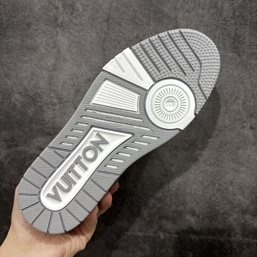图片[9]-【私人订单】Louis Vuitton LV Trainer 系列 市场最强版 没有之一的存在💪🏻 2025最新版 同步官方星空鞋盒 礼盒包装 纯原顶级高端复刻 高端零售首选版本 购入2025 最新原版1-1开发复刻 相似度百分之99 大货拿在手上无法辨别真假 全鞋身做工精细 进口西班牙3mm斗牛皮摔荔纹韧度拉力十足 鞋面压花长时间不会消失 独家网版开模侧边饰VU ITTON标志与正品完全一致 侧面白荔皮压花凹凸立体感直接媲美正品 新版正品欧斯耐高弹160垫脚 脚感超舒适 独家底磨特供双色TPU组合大底 大底采用进口橡胶树材质套包工艺 固特异缝合锁边空胶工艺 永不开胶断线。 全套专柜24年底圣诞节限定包装，另有经典黄盒包装可选配。 专柜统一尺码（偏大一码）全网独家半码 女码：35 35.5 36 36.5 37 37.5 38 38.5 39 男码：39 40 40.5 41 41.5 42 42.5 43 43.5 44 44.5 45 46 47 （欧码 皮鞋尺码）比运动鞋大一码 全网独家做到最大47码 偏大一码 45=46 46=47 47=48 独家私模-选品中心