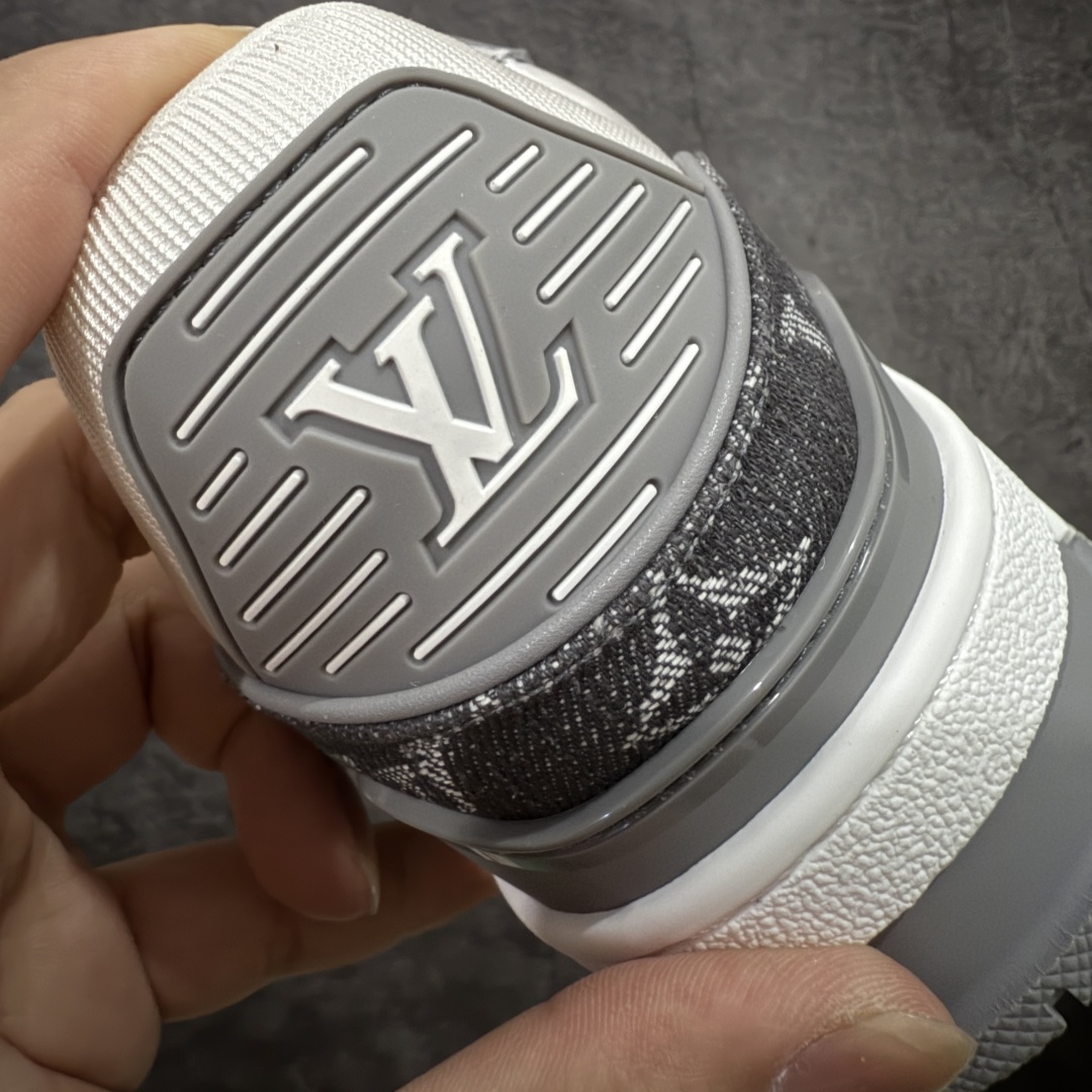 图片[2]-【私人订单】Louis Vuitton LV Trainer 系列 市场最强版 没有之一的存在💪🏻 2025最新版 同步官方星空鞋盒 礼盒包装 纯原顶级高端复刻 高端零售首选版本 购入2025 最新原版1-1开发复刻 相似度百分之99 大货拿在手上无法辨别真假 全鞋身做工精细 进口西班牙3mm斗牛皮摔荔纹韧度拉力十足 鞋面压花长时间不会消失 独家网版开模侧边饰VU ITTON标志与正品完全一致 侧面白荔皮压花凹凸立体感直接媲美正品 新版正品欧斯耐高弹160垫脚 脚感超舒适 独家底磨特供双色TPU组合大底 大底采用进口橡胶树材质套包工艺 固特异缝合锁边空胶工艺 永不开胶断线。 全套专柜24年底圣诞节限定包装，另有经典黄盒包装可选配。 专柜统一尺码（偏大一码）全网独家半码 女码：35 35.5 36 36.5 37 37.5 38 38.5 39 男码：39 40 40.5 41 41.5 42 42.5 43 43.5 44 44.5 45 46 47 （欧码 皮鞋尺码）比运动鞋大一码 全网独家做到最大47码 偏大一码 45=46 46=47 47=48 独家私模-选品中心