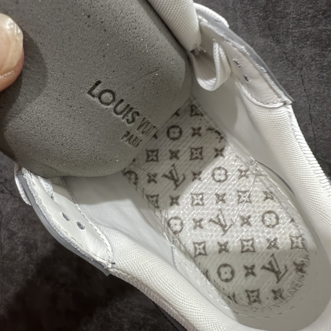 图片[9]-【私人订单】Louis Vuitton LV Trainer 系列 市场最强版 没有之一的存在💪🏻 2025最新版 同步官方星空鞋盒 礼盒包装 纯原顶级高端复刻 高端零售首选版本 购入2025 最新原版1-1开发复刻 相似度百分之99 大货拿在手上无法辨别真假 全鞋身做工精细 进口西班牙3mm斗牛皮摔荔纹韧度拉力十足 鞋面压花长时间不会消失 独家网版开模侧边饰VU ITTON标志与正品完全一致 侧面白荔皮压花凹凸立体感直接媲美正品 新版正品欧斯耐高弹160垫脚 脚感超舒适 独家底磨特供双色TPU组合大底 大底采用进口橡胶树材质套包工艺 固特异缝合锁边空胶工艺 永不开胶断线。 全套专柜24年底圣诞节限定包装，另有经典黄盒包装可选配。 专柜统一尺码（偏大一码）全网独家半码 女码：35 35.5 36 36.5 37 37.5 38 38.5 39 男码：39 40 40.5 41 41.5 42 42.5 43 43.5 44 44.5 45 46 47 （欧码 皮鞋尺码）比运动鞋大一码 全网独家做到最大47码 偏大一码 45=46 46=47 47=48 独家私模-选品中心