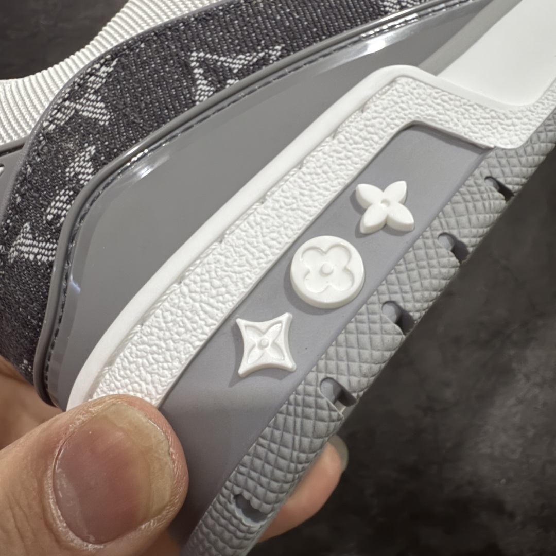 图片[3]-【私人订单】Louis Vuitton LV Trainer 系列 市场最强版 没有之一的存在💪🏻 2025最新版 同步官方星空鞋盒 礼盒包装 纯原顶级高端复刻 高端零售首选版本 购入2025 最新原版1-1开发复刻 相似度百分之99 大货拿在手上无法辨别真假 全鞋身做工精细 进口西班牙3mm斗牛皮摔荔纹韧度拉力十足 鞋面压花长时间不会消失 独家网版开模侧边饰VU ITTON标志与正品完全一致 侧面白荔皮压花凹凸立体感直接媲美正品 新版正品欧斯耐高弹160垫脚 脚感超舒适 独家底磨特供双色TPU组合大底 大底采用进口橡胶树材质套包工艺 固特异缝合锁边空胶工艺 永不开胶断线。 全套专柜24年底圣诞节限定包装，另有经典黄盒包装可选配。 专柜统一尺码（偏大一码）全网独家半码 女码：35 35.5 36 36.5 37 37.5 38 38.5 39 男码：39 40 40.5 41 41.5 42 42.5 43 43.5 44 44.5 45 46 47 （欧码 皮鞋尺码）比运动鞋大一码 全网独家做到最大47码 偏大一码 45=46 46=47 47=48 独家私模-选品中心