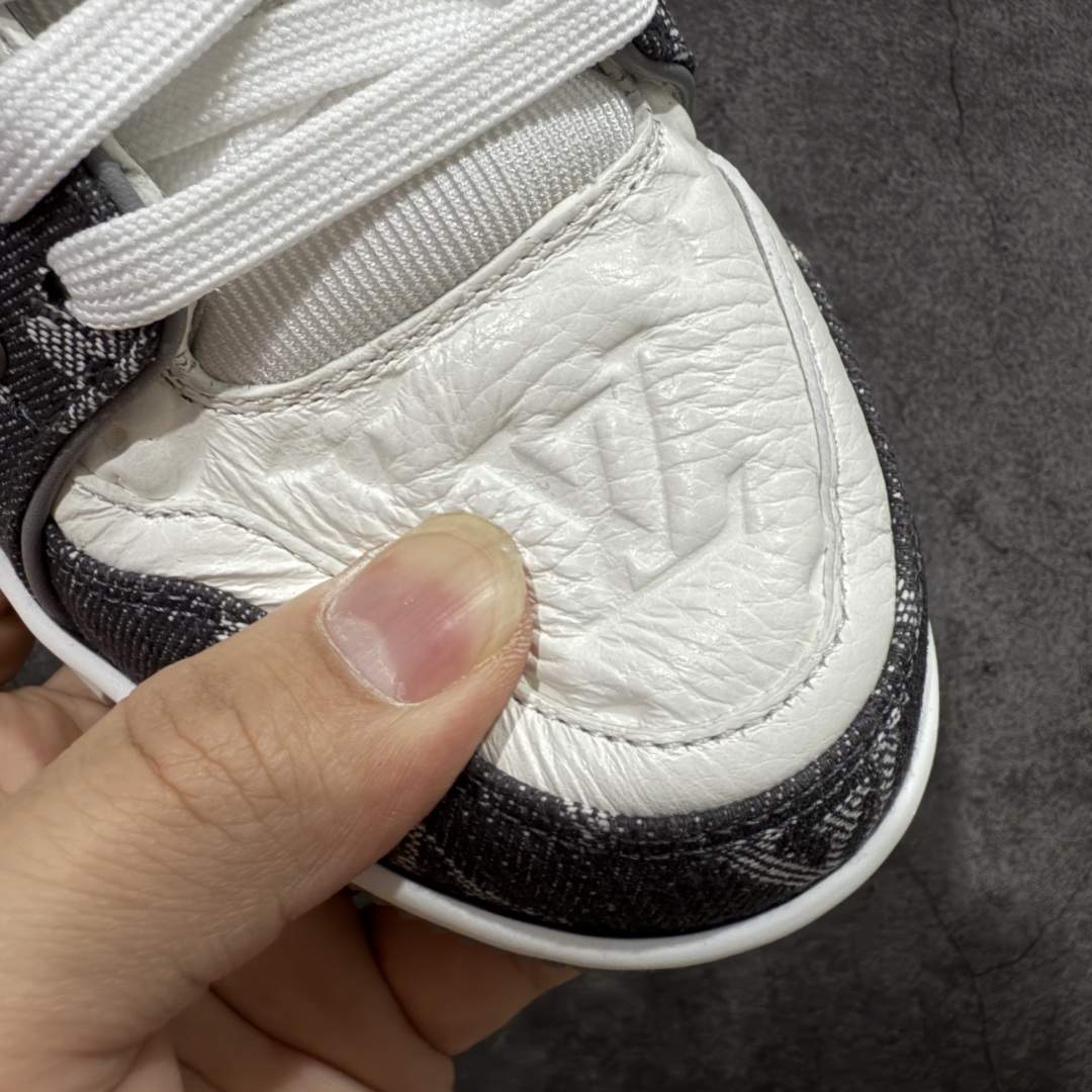 图片[5]-【私人订单】Louis Vuitton LV Trainer 系列 市场最强版 没有之一的存在💪🏻 2025最新版 同步官方星空鞋盒 礼盒包装 纯原顶级高端复刻 高端零售首选版本 购入2025 最新原版1-1开发复刻 相似度百分之99 大货拿在手上无法辨别真假 全鞋身做工精细 进口西班牙3mm斗牛皮摔荔纹韧度拉力十足 鞋面压花长时间不会消失 独家网版开模侧边饰VU ITTON标志与正品完全一致 侧面白荔皮压花凹凸立体感直接媲美正品 新版正品欧斯耐高弹160垫脚 脚感超舒适 独家底磨特供双色TPU组合大底 大底采用进口橡胶树材质套包工艺 固特异缝合锁边空胶工艺 永不开胶断线。 全套专柜24年底圣诞节限定包装，另有经典黄盒包装可选配。 专柜统一尺码（偏大一码）全网独家半码 女码：35 35.5 36 36.5 37 37.5 38 38.5 39 男码：39 40 40.5 41 41.5 42 42.5 43 43.5 44 44.5 45 46 47 （欧码 皮鞋尺码）比运动鞋大一码 全网独家做到最大47码 偏大一码 45=46 46=47 47=48 独家私模-选品中心