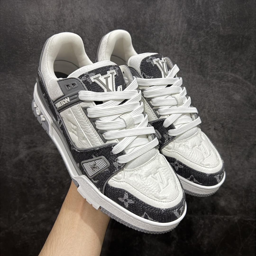 【私人订单】Louis Vuitton LV Trainer 系列 市场最强版 没有之一的存在💪🏻 2025最新版 同步官方星空鞋盒 礼盒包装 纯原顶级高端复刻 高端零售首选版本 购入2025 最新原版1-1开发复刻 相似度百分之99 大货拿在手上无法辨别真假 全鞋身做工精细 进口西班牙3mm斗牛皮摔荔纹韧度拉力十足 鞋面压花长时间不会消失 独家网版开模侧边饰VU ITTON标志与正品完全一致 侧面白荔皮压花凹凸立体感直接媲美正品 新版正品欧斯耐高弹160垫脚 脚感超舒适 独家底磨特供双色TPU组合大底 大底采用进口橡胶树材质套包工艺 固特异缝合锁边空胶工艺 永不开胶断线。 全套专柜24年底圣诞节限定包装,另有经典黄盒包装可选配。 专柜统一尺码(偏大一码)全网独家半码 女码:35 35.5 36 36.5 37 37.5 38 38.5 39 男码:39 40 40.5 41 41.5 42 42.5 43 43.5 44 44.5 45 46 47 (欧码 皮鞋尺码)比运动鞋大一码 全网独家做到最大47码 偏大一码 45=46 46=47 47=48 独家私模-选品中心