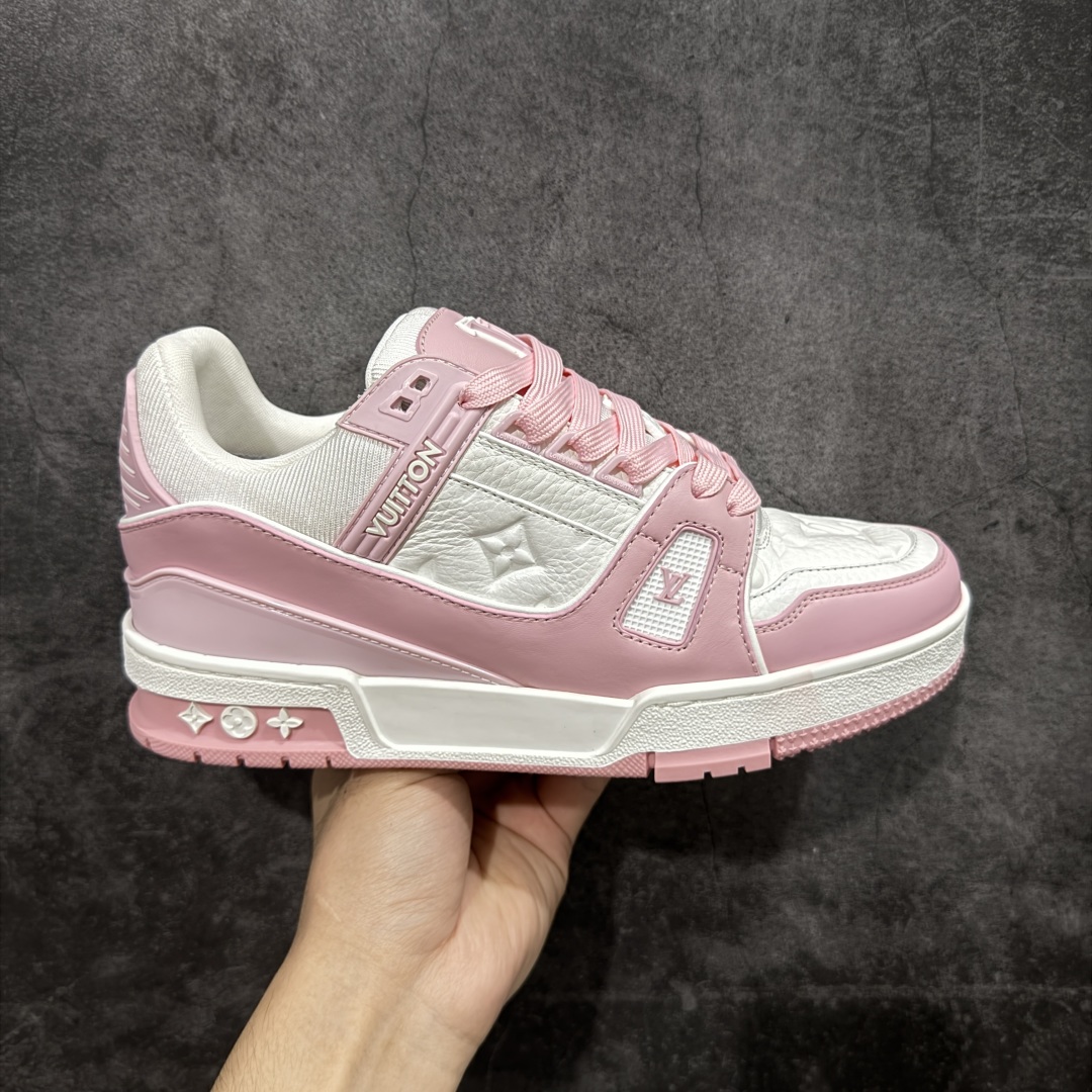【私人订单】Louis Vuitton LV Trainer 系列 市场最强版 没有之一的存在💪🏻 2025最新版 同步官方星空鞋盒 礼盒包装 纯原顶级高端复刻 高端零售首选版本 购入2025 最新原版1-1开发复刻 相似度百分之99 大货拿在手上无法辨别真假 全鞋身做工精细 进口西班牙3mm斗牛皮摔荔纹韧度拉力十足 鞋面压花长时间不会消失 独家网版开模侧边饰VU ITTON标志与正品完全一致 侧面白荔皮压花凹凸立体感直接媲美正品 新版正品欧斯耐高弹160垫脚 脚感超舒适 独家底磨特供双色TPU组合大底 大底采用进口橡胶树材质套包工艺 固特异缝合锁边空胶工艺 永不开胶断线。 全套专柜24年底圣诞节限定包装,另有经典黄盒包装可选配。 专柜统一尺码(偏大一码)全网独家半码 女码:35 35.5 36 36.5 37 37.5 38 38.5 39-选品中心