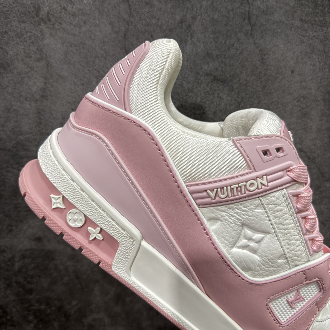 图片[7]-【私人订单】Louis Vuitton LV Trainer 系列 市场最强版 没有之一的存在💪🏻 2025最新版 同步官方星空鞋盒 礼盒包装 纯原顶级高端复刻 高端零售首选版本 购入2025 最新原版1-1开发复刻 相似度百分之99 大货拿在手上无法辨别真假 全鞋身做工精细 进口西班牙3mm斗牛皮摔荔纹韧度拉力十足 鞋面压花长时间不会消失 独家网版开模侧边饰VU ITTON标志与正品完全一致 侧面白荔皮压花凹凸立体感直接媲美正品 新版正品欧斯耐高弹160垫脚 脚感超舒适 独家底磨特供双色TPU组合大底 大底采用进口橡胶树材质套包工艺 固特异缝合锁边空胶工艺 永不开胶断线。 全套专柜24年底圣诞节限定包装，另有经典黄盒包装可选配。 专柜统一尺码（偏大一码）全网独家半码 女码：35 35.5 36 36.5 37 37.5 38 38.5 39-选品中心