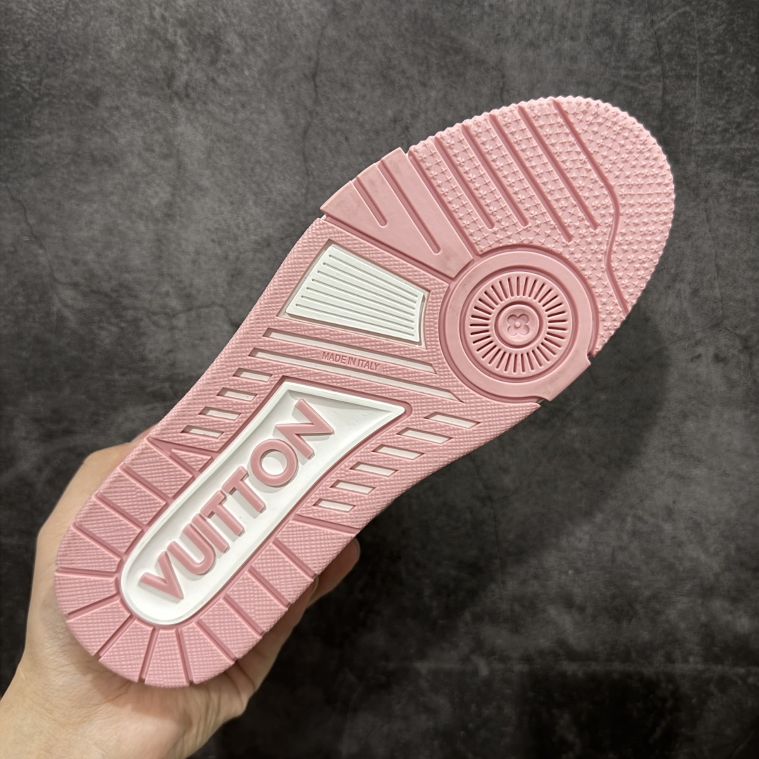 图片[9]-【私人订单】Louis Vuitton LV Trainer 系列 市场最强版 没有之一的存在💪🏻 2025最新版 同步官方星空鞋盒 礼盒包装 纯原顶级高端复刻 高端零售首选版本 购入2025 最新原版1-1开发复刻 相似度百分之99 大货拿在手上无法辨别真假 全鞋身做工精细 进口西班牙3mm斗牛皮摔荔纹韧度拉力十足 鞋面压花长时间不会消失 独家网版开模侧边饰VU ITTON标志与正品完全一致 侧面白荔皮压花凹凸立体感直接媲美正品 新版正品欧斯耐高弹160垫脚 脚感超舒适 独家底磨特供双色TPU组合大底 大底采用进口橡胶树材质套包工艺 固特异缝合锁边空胶工艺 永不开胶断线。 全套专柜24年底圣诞节限定包装，另有经典黄盒包装可选配。 专柜统一尺码（偏大一码）全网独家半码 女码：35 35.5 36 36.5 37 37.5 38 38.5 39-选品中心