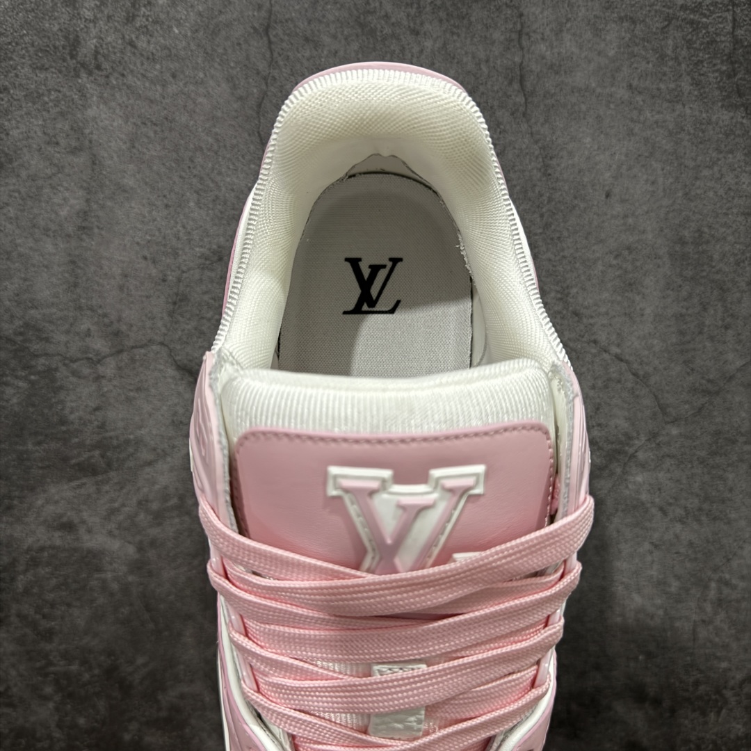 图片[8]-【私人订单】Louis Vuitton LV Trainer 系列 市场最强版 没有之一的存在💪🏻 2025最新版 同步官方星空鞋盒 礼盒包装 纯原顶级高端复刻 高端零售首选版本 购入2025 最新原版1-1开发复刻 相似度百分之99 大货拿在手上无法辨别真假 全鞋身做工精细 进口西班牙3mm斗牛皮摔荔纹韧度拉力十足 鞋面压花长时间不会消失 独家网版开模侧边饰VU ITTON标志与正品完全一致 侧面白荔皮压花凹凸立体感直接媲美正品 新版正品欧斯耐高弹160垫脚 脚感超舒适 独家底磨特供双色TPU组合大底 大底采用进口橡胶树材质套包工艺 固特异缝合锁边空胶工艺 永不开胶断线。 全套专柜24年底圣诞节限定包装，另有经典黄盒包装可选配。 专柜统一尺码（偏大一码）全网独家半码 女码：35 35.5 36 36.5 37 37.5 38 38.5 39-选品中心