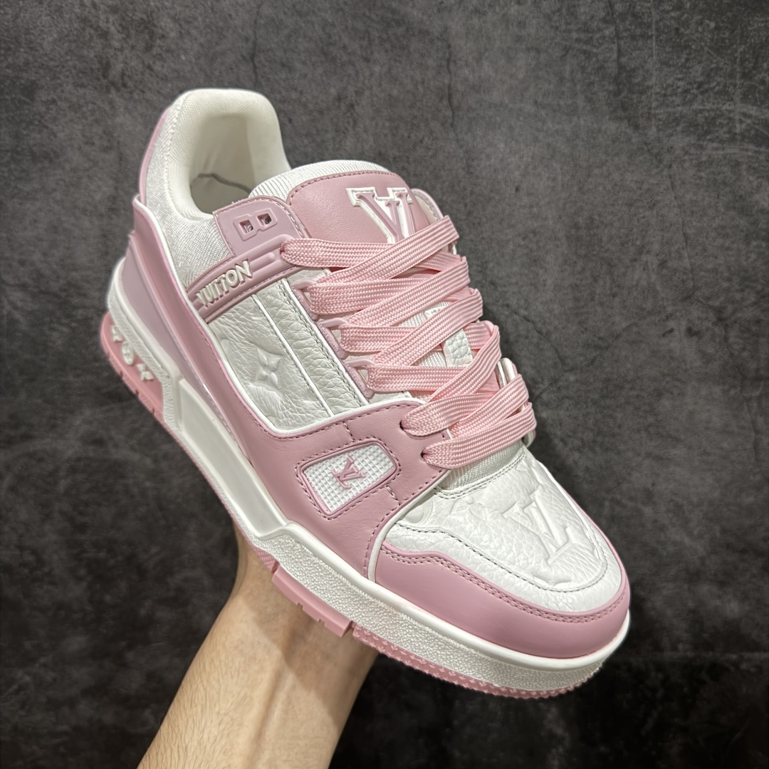 图片[3]-【私人订单】Louis Vuitton LV Trainer 系列 市场最强版 没有之一的存在💪🏻 2025最新版 同步官方星空鞋盒 礼盒包装 纯原顶级高端复刻 高端零售首选版本 购入2025 最新原版1-1开发复刻 相似度百分之99 大货拿在手上无法辨别真假 全鞋身做工精细 进口西班牙3mm斗牛皮摔荔纹韧度拉力十足 鞋面压花长时间不会消失 独家网版开模侧边饰VU ITTON标志与正品完全一致 侧面白荔皮压花凹凸立体感直接媲美正品 新版正品欧斯耐高弹160垫脚 脚感超舒适 独家底磨特供双色TPU组合大底 大底采用进口橡胶树材质套包工艺 固特异缝合锁边空胶工艺 永不开胶断线。 全套专柜24年底圣诞节限定包装，另有经典黄盒包装可选配。 专柜统一尺码（偏大一码）全网独家半码 女码：35 35.5 36 36.5 37 37.5 38 38.5 39-选品中心