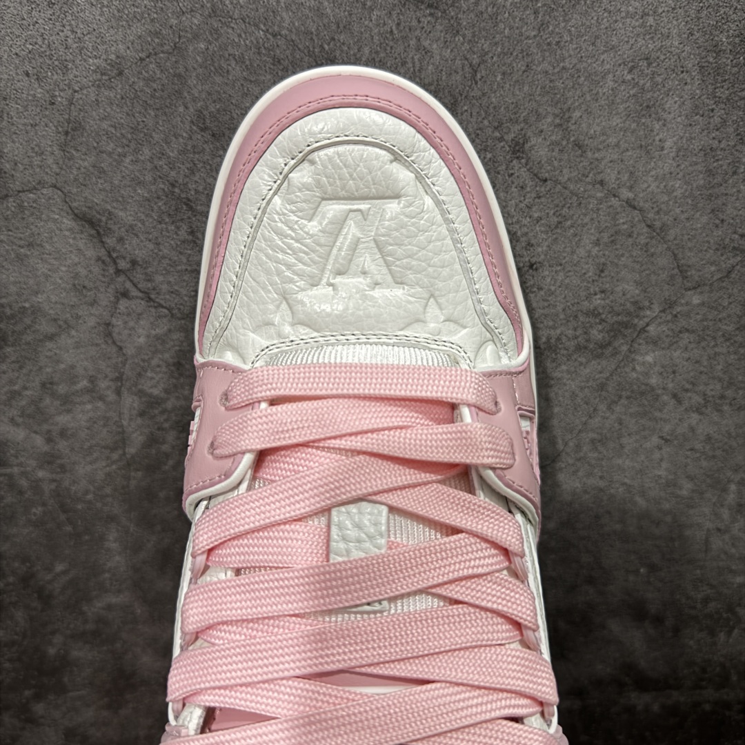 图片[5]-【私人订单】Louis Vuitton LV Trainer 系列 市场最强版 没有之一的存在💪🏻 2025最新版 同步官方星空鞋盒 礼盒包装 纯原顶级高端复刻 高端零售首选版本 购入2025 最新原版1-1开发复刻 相似度百分之99 大货拿在手上无法辨别真假 全鞋身做工精细 进口西班牙3mm斗牛皮摔荔纹韧度拉力十足 鞋面压花长时间不会消失 独家网版开模侧边饰VU ITTON标志与正品完全一致 侧面白荔皮压花凹凸立体感直接媲美正品 新版正品欧斯耐高弹160垫脚 脚感超舒适 独家底磨特供双色TPU组合大底 大底采用进口橡胶树材质套包工艺 固特异缝合锁边空胶工艺 永不开胶断线。 全套专柜24年底圣诞节限定包装，另有经典黄盒包装可选配。 专柜统一尺码（偏大一码）全网独家半码 女码：35 35.5 36 36.5 37 37.5 38 38.5 39-选品中心