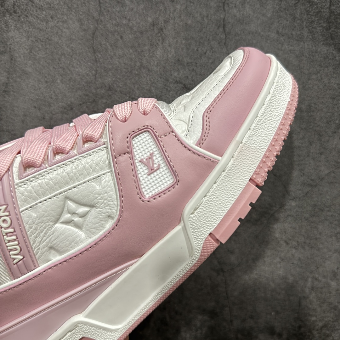 图片[6]-【私人订单】Louis Vuitton LV Trainer 系列 市场最强版 没有之一的存在💪🏻 2025最新版 同步官方星空鞋盒 礼盒包装 纯原顶级高端复刻 高端零售首选版本 购入2025 最新原版1-1开发复刻 相似度百分之99 大货拿在手上无法辨别真假 全鞋身做工精细 进口西班牙3mm斗牛皮摔荔纹韧度拉力十足 鞋面压花长时间不会消失 独家网版开模侧边饰VU ITTON标志与正品完全一致 侧面白荔皮压花凹凸立体感直接媲美正品 新版正品欧斯耐高弹160垫脚 脚感超舒适 独家底磨特供双色TPU组合大底 大底采用进口橡胶树材质套包工艺 固特异缝合锁边空胶工艺 永不开胶断线。 全套专柜24年底圣诞节限定包装，另有经典黄盒包装可选配。 专柜统一尺码（偏大一码）全网独家半码 女码：35 35.5 36 36.5 37 37.5 38 38.5 39-选品中心