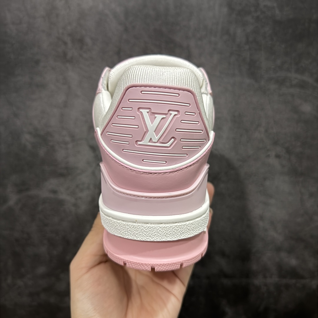 图片[4]-【私人订单】Louis Vuitton LV Trainer 系列 市场最强版 没有之一的存在💪🏻 2025最新版 同步官方星空鞋盒 礼盒包装 纯原顶级高端复刻 高端零售首选版本 购入2025 最新原版1-1开发复刻 相似度百分之99 大货拿在手上无法辨别真假 全鞋身做工精细 进口西班牙3mm斗牛皮摔荔纹韧度拉力十足 鞋面压花长时间不会消失 独家网版开模侧边饰VU ITTON标志与正品完全一致 侧面白荔皮压花凹凸立体感直接媲美正品 新版正品欧斯耐高弹160垫脚 脚感超舒适 独家底磨特供双色TPU组合大底 大底采用进口橡胶树材质套包工艺 固特异缝合锁边空胶工艺 永不开胶断线。 全套专柜24年底圣诞节限定包装，另有经典黄盒包装可选配。 专柜统一尺码（偏大一码）全网独家半码 女码：35 35.5 36 36.5 37 37.5 38 38.5 39-选品中心