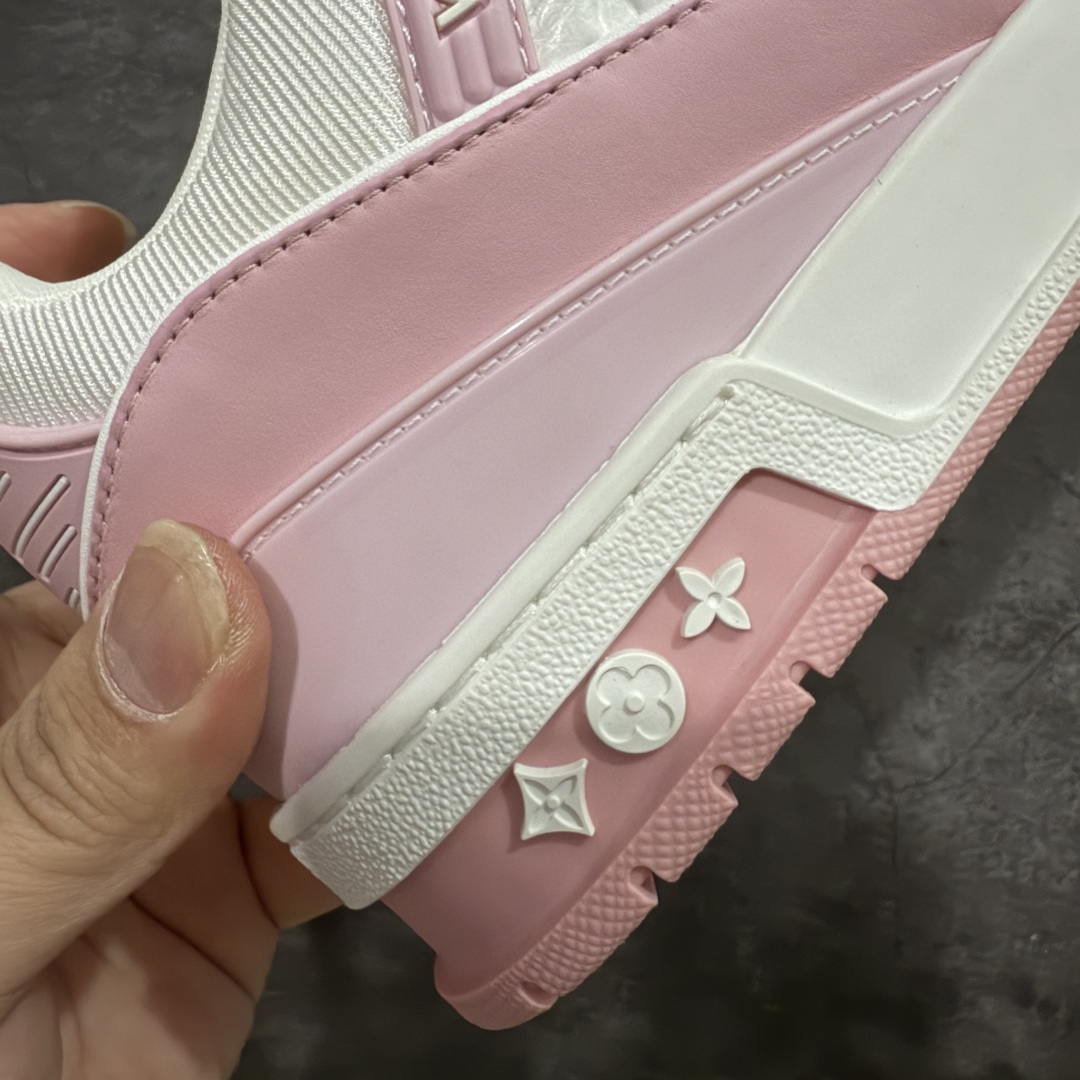 图片[3]-【私人订单】Louis Vuitton LV Trainer 系列 市场最强版 没有之一的存在💪🏻 2025最新版 同步官方星空鞋盒 礼盒包装 纯原顶级高端复刻 高端零售首选版本 购入2025 最新原版1-1开发复刻 相似度百分之99 大货拿在手上无法辨别真假 全鞋身做工精细 进口西班牙3mm斗牛皮摔荔纹韧度拉力十足 鞋面压花长时间不会消失 独家网版开模侧边饰VU ITTON标志与正品完全一致 侧面白荔皮压花凹凸立体感直接媲美正品 新版正品欧斯耐高弹160垫脚 脚感超舒适 独家底磨特供双色TPU组合大底 大底采用进口橡胶树材质套包工艺 固特异缝合锁边空胶工艺 永不开胶断线。 全套专柜24年底圣诞节限定包装，另有经典黄盒包装可选配。 专柜统一尺码（偏大一码）全网独家半码 女码：35 35.5 36 36.5 37 37.5 38 38.5 39-选品中心