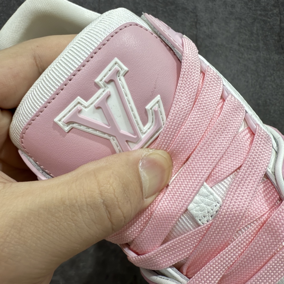 图片[6]-【私人订单】Louis Vuitton LV Trainer 系列 市场最强版 没有之一的存在💪🏻 2025最新版 同步官方星空鞋盒 礼盒包装 纯原顶级高端复刻 高端零售首选版本 购入2025 最新原版1-1开发复刻 相似度百分之99 大货拿在手上无法辨别真假 全鞋身做工精细 进口西班牙3mm斗牛皮摔荔纹韧度拉力十足 鞋面压花长时间不会消失 独家网版开模侧边饰VU ITTON标志与正品完全一致 侧面白荔皮压花凹凸立体感直接媲美正品 新版正品欧斯耐高弹160垫脚 脚感超舒适 独家底磨特供双色TPU组合大底 大底采用进口橡胶树材质套包工艺 固特异缝合锁边空胶工艺 永不开胶断线。 全套专柜24年底圣诞节限定包装，另有经典黄盒包装可选配。 专柜统一尺码（偏大一码）全网独家半码 女码：35 35.5 36 36.5 37 37.5 38 38.5 39-选品中心