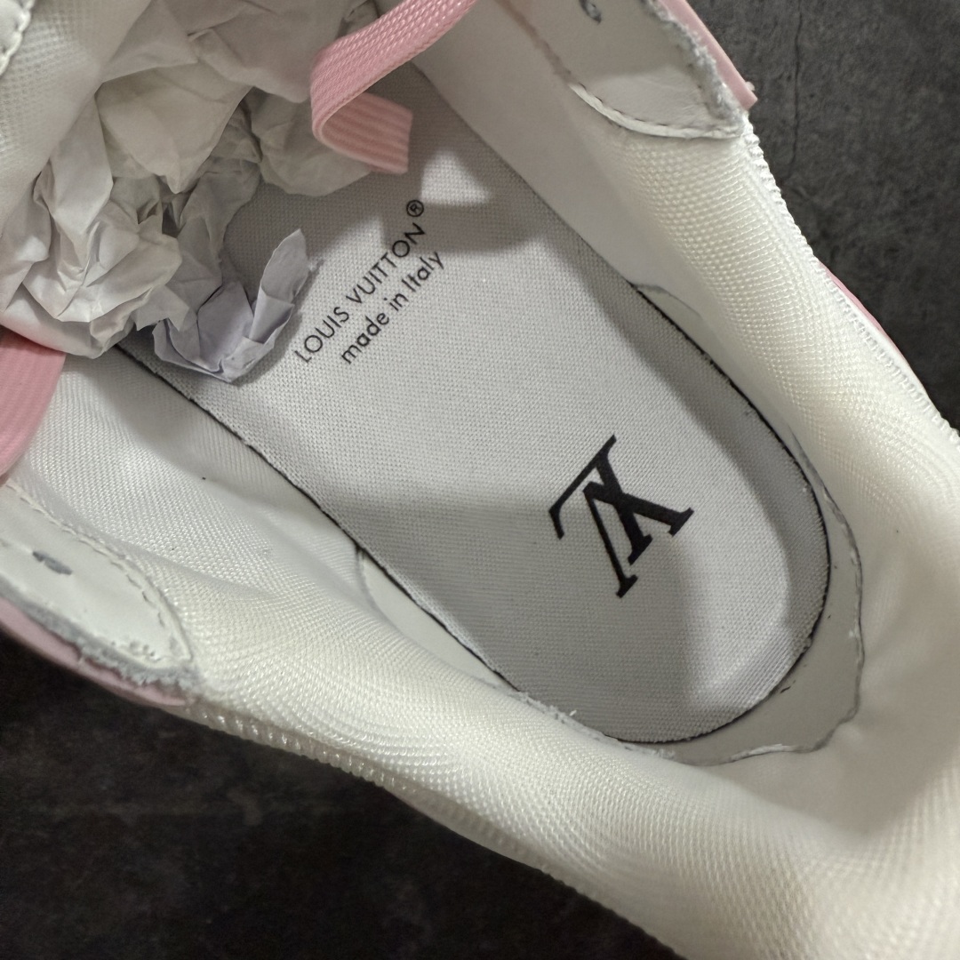 图片[8]-【私人订单】Louis Vuitton LV Trainer 系列 市场最强版 没有之一的存在💪🏻 2025最新版 同步官方星空鞋盒 礼盒包装 纯原顶级高端复刻 高端零售首选版本 购入2025 最新原版1-1开发复刻 相似度百分之99 大货拿在手上无法辨别真假 全鞋身做工精细 进口西班牙3mm斗牛皮摔荔纹韧度拉力十足 鞋面压花长时间不会消失 独家网版开模侧边饰VU ITTON标志与正品完全一致 侧面白荔皮压花凹凸立体感直接媲美正品 新版正品欧斯耐高弹160垫脚 脚感超舒适 独家底磨特供双色TPU组合大底 大底采用进口橡胶树材质套包工艺 固特异缝合锁边空胶工艺 永不开胶断线。 全套专柜24年底圣诞节限定包装，另有经典黄盒包装可选配。 专柜统一尺码（偏大一码）全网独家半码 女码：35 35.5 36 36.5 37 37.5 38 38.5 39-选品中心