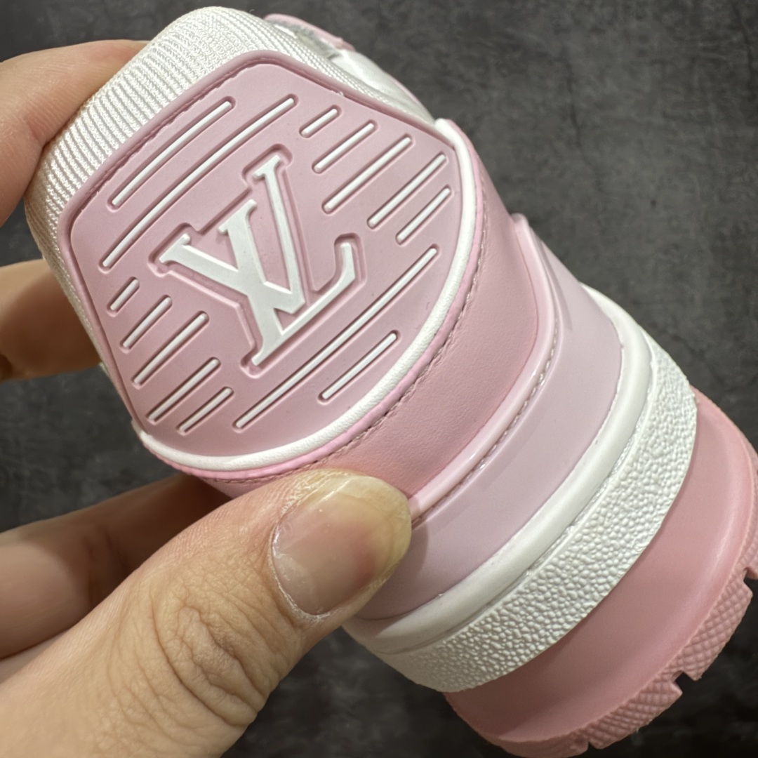 图片[2]-【私人订单】Louis Vuitton LV Trainer 系列 市场最强版 没有之一的存在💪🏻 2025最新版 同步官方星空鞋盒 礼盒包装 纯原顶级高端复刻 高端零售首选版本 购入2025 最新原版1-1开发复刻 相似度百分之99 大货拿在手上无法辨别真假 全鞋身做工精细 进口西班牙3mm斗牛皮摔荔纹韧度拉力十足 鞋面压花长时间不会消失 独家网版开模侧边饰VU ITTON标志与正品完全一致 侧面白荔皮压花凹凸立体感直接媲美正品 新版正品欧斯耐高弹160垫脚 脚感超舒适 独家底磨特供双色TPU组合大底 大底采用进口橡胶树材质套包工艺 固特异缝合锁边空胶工艺 永不开胶断线。 全套专柜24年底圣诞节限定包装，另有经典黄盒包装可选配。 专柜统一尺码（偏大一码）全网独家半码 女码：35 35.5 36 36.5 37 37.5 38 38.5 39-选品中心