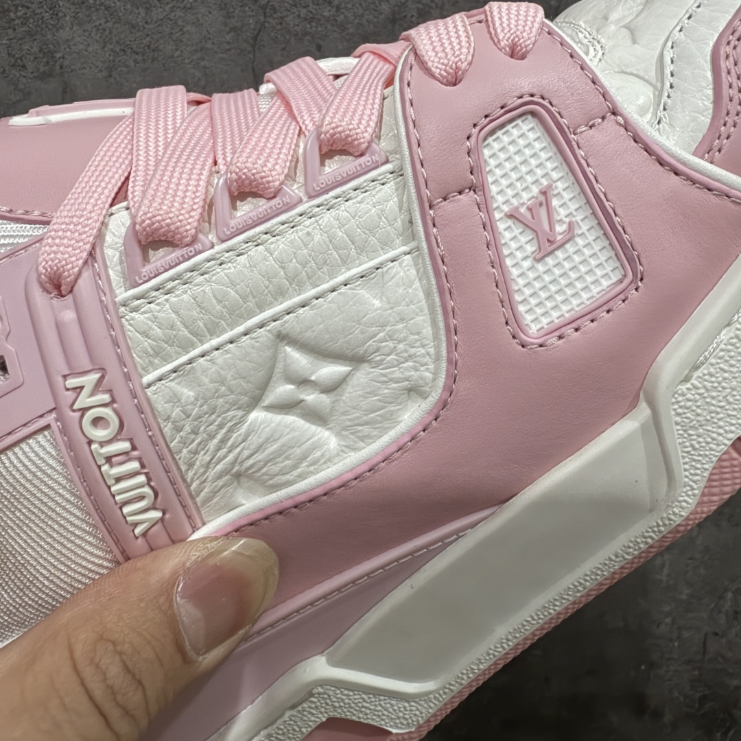 图片[4]-【私人订单】Louis Vuitton LV Trainer 系列 市场最强版 没有之一的存在💪🏻 2025最新版 同步官方星空鞋盒 礼盒包装 纯原顶级高端复刻 高端零售首选版本 购入2025 最新原版1-1开发复刻 相似度百分之99 大货拿在手上无法辨别真假 全鞋身做工精细 进口西班牙3mm斗牛皮摔荔纹韧度拉力十足 鞋面压花长时间不会消失 独家网版开模侧边饰VU ITTON标志与正品完全一致 侧面白荔皮压花凹凸立体感直接媲美正品 新版正品欧斯耐高弹160垫脚 脚感超舒适 独家底磨特供双色TPU组合大底 大底采用进口橡胶树材质套包工艺 固特异缝合锁边空胶工艺 永不开胶断线。 全套专柜24年底圣诞节限定包装，另有经典黄盒包装可选配。 专柜统一尺码（偏大一码）全网独家半码 女码：35 35.5 36 36.5 37 37.5 38 38.5 39-选品中心