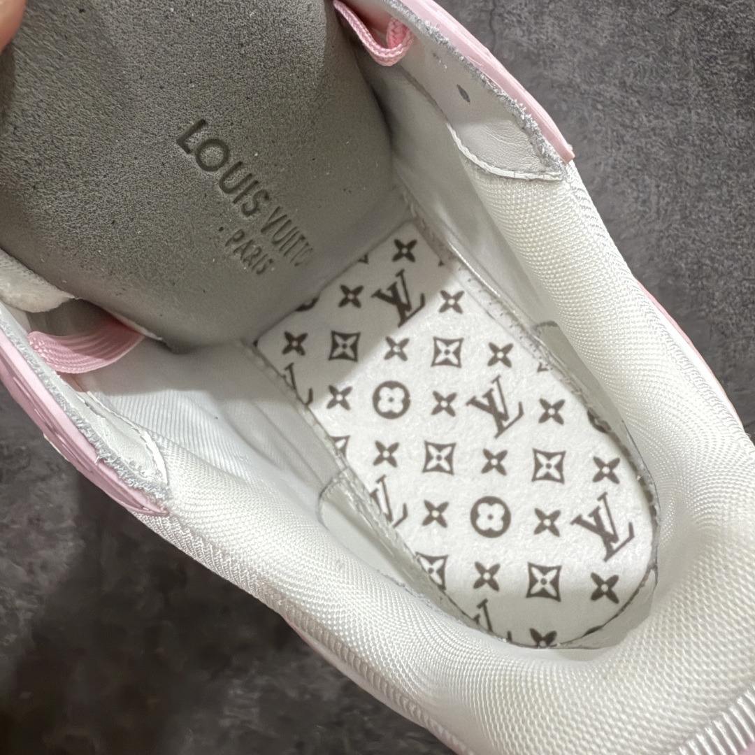图片[9]-【私人订单】Louis Vuitton LV Trainer 系列 市场最强版 没有之一的存在💪🏻 2025最新版 同步官方星空鞋盒 礼盒包装 纯原顶级高端复刻 高端零售首选版本 购入2025 最新原版1-1开发复刻 相似度百分之99 大货拿在手上无法辨别真假 全鞋身做工精细 进口西班牙3mm斗牛皮摔荔纹韧度拉力十足 鞋面压花长时间不会消失 独家网版开模侧边饰VU ITTON标志与正品完全一致 侧面白荔皮压花凹凸立体感直接媲美正品 新版正品欧斯耐高弹160垫脚 脚感超舒适 独家底磨特供双色TPU组合大底 大底采用进口橡胶树材质套包工艺 固特异缝合锁边空胶工艺 永不开胶断线。 全套专柜24年底圣诞节限定包装，另有经典黄盒包装可选配。 专柜统一尺码（偏大一码）全网独家半码 女码：35 35.5 36 36.5 37 37.5 38 38.5 39-选品中心