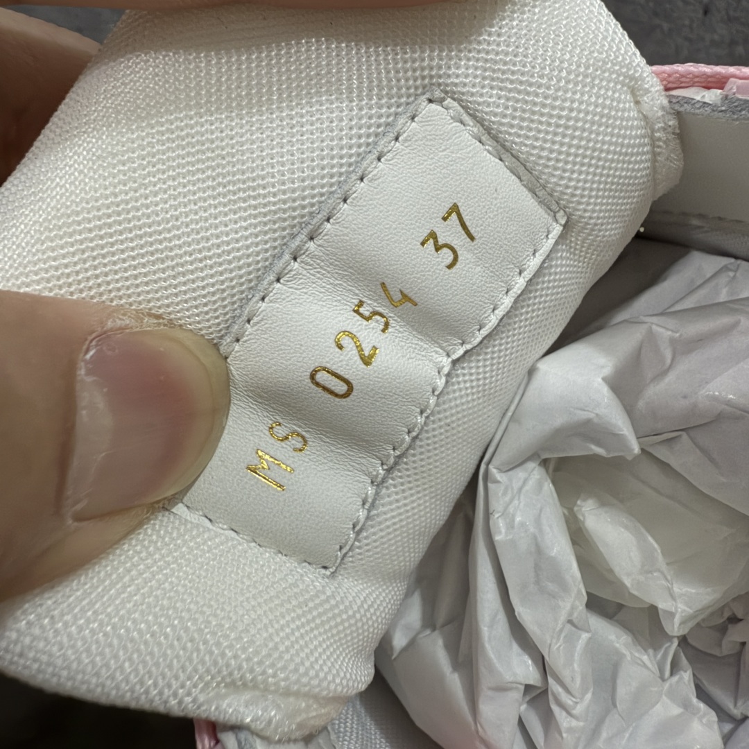 图片[7]-【私人订单】Louis Vuitton LV Trainer 系列 市场最强版 没有之一的存在💪🏻 2025最新版 同步官方星空鞋盒 礼盒包装 纯原顶级高端复刻 高端零售首选版本 购入2025 最新原版1-1开发复刻 相似度百分之99 大货拿在手上无法辨别真假 全鞋身做工精细 进口西班牙3mm斗牛皮摔荔纹韧度拉力十足 鞋面压花长时间不会消失 独家网版开模侧边饰VU ITTON标志与正品完全一致 侧面白荔皮压花凹凸立体感直接媲美正品 新版正品欧斯耐高弹160垫脚 脚感超舒适 独家底磨特供双色TPU组合大底 大底采用进口橡胶树材质套包工艺 固特异缝合锁边空胶工艺 永不开胶断线。 全套专柜24年底圣诞节限定包装，另有经典黄盒包装可选配。 专柜统一尺码（偏大一码）全网独家半码 女码：35 35.5 36 36.5 37 37.5 38 38.5 39-选品中心