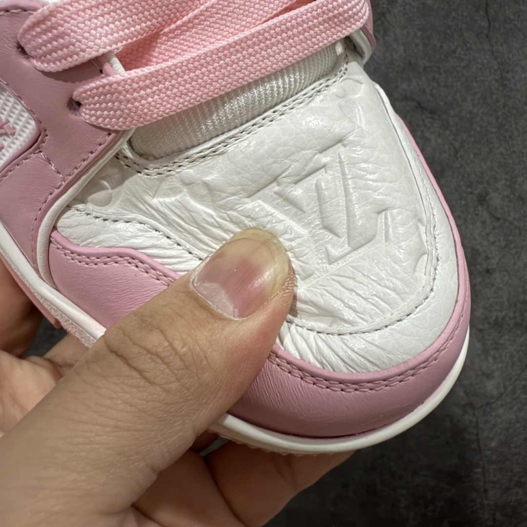 图片[5]-【私人订单】Louis Vuitton LV Trainer 系列 市场最强版 没有之一的存在💪🏻 2025最新版 同步官方星空鞋盒 礼盒包装 纯原顶级高端复刻 高端零售首选版本 购入2025 最新原版1-1开发复刻 相似度百分之99 大货拿在手上无法辨别真假 全鞋身做工精细 进口西班牙3mm斗牛皮摔荔纹韧度拉力十足 鞋面压花长时间不会消失 独家网版开模侧边饰VU ITTON标志与正品完全一致 侧面白荔皮压花凹凸立体感直接媲美正品 新版正品欧斯耐高弹160垫脚 脚感超舒适 独家底磨特供双色TPU组合大底 大底采用进口橡胶树材质套包工艺 固特异缝合锁边空胶工艺 永不开胶断线。 全套专柜24年底圣诞节限定包装，另有经典黄盒包装可选配。 专柜统一尺码（偏大一码）全网独家半码 女码：35 35.5 36 36.5 37 37.5 38 38.5 39-选品中心