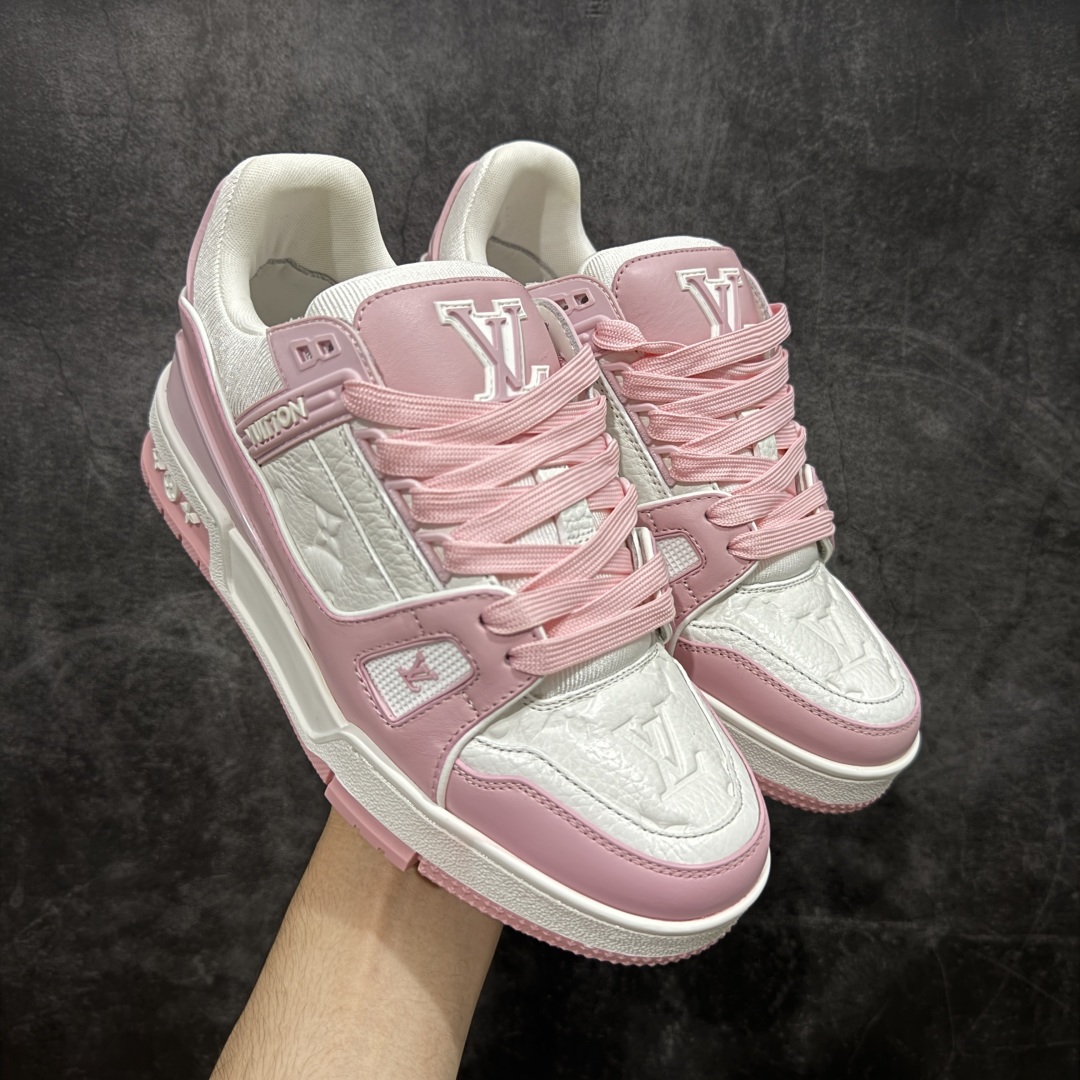 【私人订单】Louis Vuitton LV Trainer 系列 市场最强版 没有之一的存在💪🏻 2025最新版 同步官方星空鞋盒 礼盒包装 纯原顶级高端复刻 高端零售首选版本 购入2025 最新原版1-1开发复刻 相似度百分之99 大货拿在手上无法辨别真假 全鞋身做工精细 进口西班牙3mm斗牛皮摔荔纹韧度拉力十足 鞋面压花长时间不会消失 独家网版开模侧边饰VU ITTON标志与正品完全一致 侧面白荔皮压花凹凸立体感直接媲美正品 新版正品欧斯耐高弹160垫脚 脚感超舒适 独家底磨特供双色TPU组合大底 大底采用进口橡胶树材质套包工艺 固特异缝合锁边空胶工艺 永不开胶断线。 全套专柜24年底圣诞节限定包装,另有经典黄盒包装可选配。 专柜统一尺码(偏大一码)全网独家半码 女码:35 35.5 36 36.5 37 37.5 38 38.5 39-选品中心