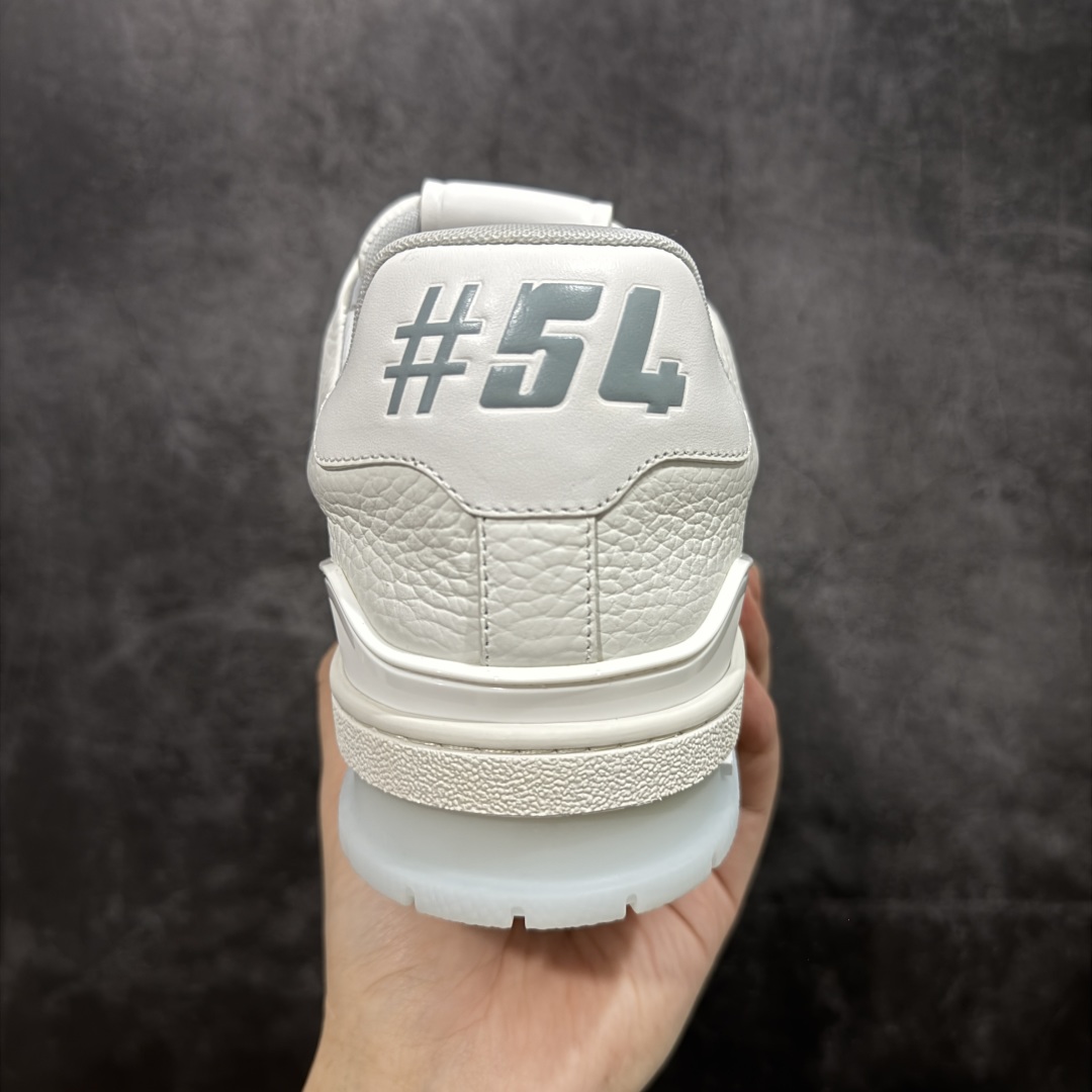 图片[4]-【私人订单】Louis Vuitton LV Trainer 系列 市场最强版 没有之一的存在💪🏻 2025最新版 同步官方星空鞋盒 礼盒包装 纯原顶级高端复刻 高端零售首选版本 购入2025 最新原版1-1开发复刻 相似度百分之99 大货拿在手上无法辨别真假 全鞋身做工精细 进口西班牙3mm斗牛皮摔荔纹韧度拉力十足 鞋面压花长时间不会消失 独家网版开模侧边饰VU ITTON标志与正品完全一致 侧面白荔皮压花凹凸立体感直接媲美正品 新版正品欧斯耐高弹160垫脚 脚感超舒适 独家底磨特供双色TPU组合大底 大底采用进口橡胶树材质套包工艺 固特异缝合锁边空胶工艺 永不开胶断线。 全套专柜24年底圣诞节限定包装，另有经典黄盒包装可选配。 专柜统一尺码（偏大一码）全网独家半码 女码：35 35.5 36 36.5 37 37.5 38 38.5 39 男码：39 40 40.5 41 41.5 42 42.5 43 43.5 44 44.5 45 46 47 （欧码 皮鞋尺码）比运动鞋大一码 全网独家做到最大47码 偏大一码 45=46 46=47 47=48 独家私模-选品中心