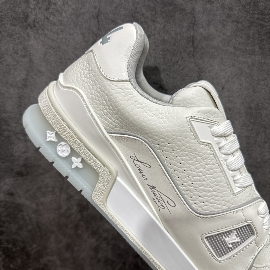 图片[7]-【私人订单】Louis Vuitton LV Trainer 系列 市场最强版 没有之一的存在💪🏻 2025最新版 同步官方星空鞋盒 礼盒包装 纯原顶级高端复刻 高端零售首选版本 购入2025 最新原版1-1开发复刻 相似度百分之99 大货拿在手上无法辨别真假 全鞋身做工精细 进口西班牙3mm斗牛皮摔荔纹韧度拉力十足 鞋面压花长时间不会消失 独家网版开模侧边饰VU ITTON标志与正品完全一致 侧面白荔皮压花凹凸立体感直接媲美正品 新版正品欧斯耐高弹160垫脚 脚感超舒适 独家底磨特供双色TPU组合大底 大底采用进口橡胶树材质套包工艺 固特异缝合锁边空胶工艺 永不开胶断线。 全套专柜24年底圣诞节限定包装，另有经典黄盒包装可选配。 专柜统一尺码（偏大一码）全网独家半码 女码：35 35.5 36 36.5 37 37.5 38 38.5 39 男码：39 40 40.5 41 41.5 42 42.5 43 43.5 44 44.5 45 46 47 （欧码 皮鞋尺码）比运动鞋大一码 全网独家做到最大47码 偏大一码 45=46 46=47 47=48 独家私模-选品中心