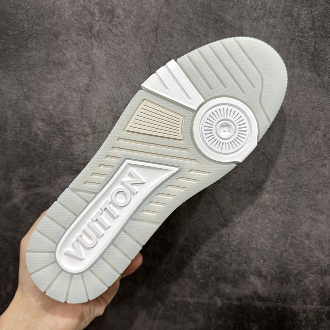 图片[9]-【私人订单】Louis Vuitton LV Trainer 系列 市场最强版 没有之一的存在💪🏻 2025最新版 同步官方星空鞋盒 礼盒包装 纯原顶级高端复刻 高端零售首选版本 购入2025 最新原版1-1开发复刻 相似度百分之99 大货拿在手上无法辨别真假 全鞋身做工精细 进口西班牙3mm斗牛皮摔荔纹韧度拉力十足 鞋面压花长时间不会消失 独家网版开模侧边饰VU ITTON标志与正品完全一致 侧面白荔皮压花凹凸立体感直接媲美正品 新版正品欧斯耐高弹160垫脚 脚感超舒适 独家底磨特供双色TPU组合大底 大底采用进口橡胶树材质套包工艺 固特异缝合锁边空胶工艺 永不开胶断线。 全套专柜24年底圣诞节限定包装，另有经典黄盒包装可选配。 专柜统一尺码（偏大一码）全网独家半码 女码：35 35.5 36 36.5 37 37.5 38 38.5 39 男码：39 40 40.5 41 41.5 42 42.5 43 43.5 44 44.5 45 46 47 （欧码 皮鞋尺码）比运动鞋大一码 全网独家做到最大47码 偏大一码 45=46 46=47 47=48 独家私模-选品中心