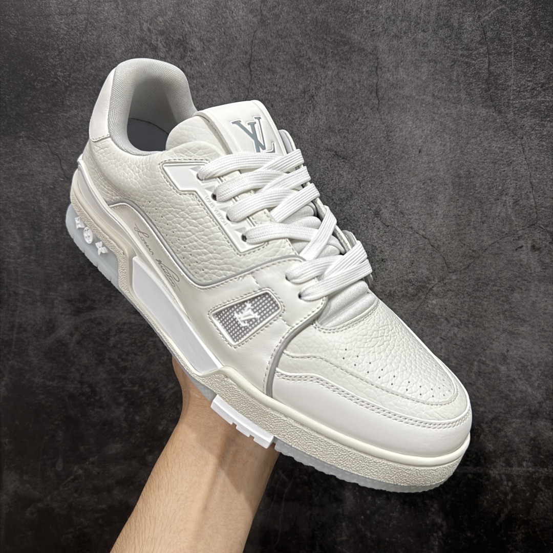 图片[3]-【私人订单】Louis Vuitton LV Trainer 系列 市场最强版 没有之一的存在💪🏻 2025最新版 同步官方星空鞋盒 礼盒包装 纯原顶级高端复刻 高端零售首选版本 购入2025 最新原版1-1开发复刻 相似度百分之99 大货拿在手上无法辨别真假 全鞋身做工精细 进口西班牙3mm斗牛皮摔荔纹韧度拉力十足 鞋面压花长时间不会消失 独家网版开模侧边饰VU ITTON标志与正品完全一致 侧面白荔皮压花凹凸立体感直接媲美正品 新版正品欧斯耐高弹160垫脚 脚感超舒适 独家底磨特供双色TPU组合大底 大底采用进口橡胶树材质套包工艺 固特异缝合锁边空胶工艺 永不开胶断线。 全套专柜24年底圣诞节限定包装，另有经典黄盒包装可选配。 专柜统一尺码（偏大一码）全网独家半码 女码：35 35.5 36 36.5 37 37.5 38 38.5 39 男码：39 40 40.5 41 41.5 42 42.5 43 43.5 44 44.5 45 46 47 （欧码 皮鞋尺码）比运动鞋大一码 全网独家做到最大47码 偏大一码 45=46 46=47 47=48 独家私模-选品中心