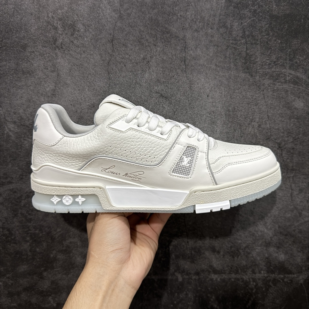 【私人订单】Louis Vuitton LV Trainer 系列 市场最强版 没有之一的存在💪🏻 2025最新版 同步官方星空鞋盒 礼盒包装 纯原顶级高端复刻 高端零售首选版本 购入2025 最新原版1-1开发复刻 相似度百分之99 大货拿在手上无法辨别真假 全鞋身做工精细 进口西班牙3mm斗牛皮摔荔纹韧度拉力十足 鞋面压花长时间不会消失 独家网版开模侧边饰VU ITTON标志与正品完全一致 侧面白荔皮压花凹凸立体感直接媲美正品 新版正品欧斯耐高弹160垫脚 脚感超舒适 独家底磨特供双色TPU组合大底 大底采用进口橡胶树材质套包工艺 固特异缝合锁边空胶工艺 永不开胶断线。 全套专柜24年底圣诞节限定包装,另有经典黄盒包装可选配。 专柜统一尺码(偏大一码)全网独家半码 女码:35 35.5 36 36.5 37 37.5 38 38.5 39 男码:39 40 40.5 41 41.5 42 42.5 43 43.5 44 44.5 45 46 47 (欧码 皮鞋尺码)比运动鞋大一码 全网独家做到最大47码 偏大一码 45=46 46=47 47=48 独家私模-选品中心