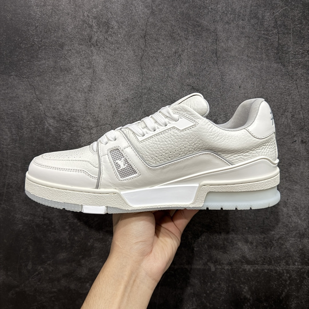 图片[2]-【私人订单】Louis Vuitton LV Trainer 系列 市场最强版 没有之一的存在💪🏻 2025最新版 同步官方星空鞋盒 礼盒包装 纯原顶级高端复刻 高端零售首选版本 购入2025 最新原版1-1开发复刻 相似度百分之99 大货拿在手上无法辨别真假 全鞋身做工精细 进口西班牙3mm斗牛皮摔荔纹韧度拉力十足 鞋面压花长时间不会消失 独家网版开模侧边饰VU ITTON标志与正品完全一致 侧面白荔皮压花凹凸立体感直接媲美正品 新版正品欧斯耐高弹160垫脚 脚感超舒适 独家底磨特供双色TPU组合大底 大底采用进口橡胶树材质套包工艺 固特异缝合锁边空胶工艺 永不开胶断线。 全套专柜24年底圣诞节限定包装，另有经典黄盒包装可选配。 专柜统一尺码（偏大一码）全网独家半码 女码：35 35.5 36 36.5 37 37.5 38 38.5 39 男码：39 40 40.5 41 41.5 42 42.5 43 43.5 44 44.5 45 46 47 （欧码 皮鞋尺码）比运动鞋大一码 全网独家做到最大47码 偏大一码 45=46 46=47 47=48 独家私模-选品中心