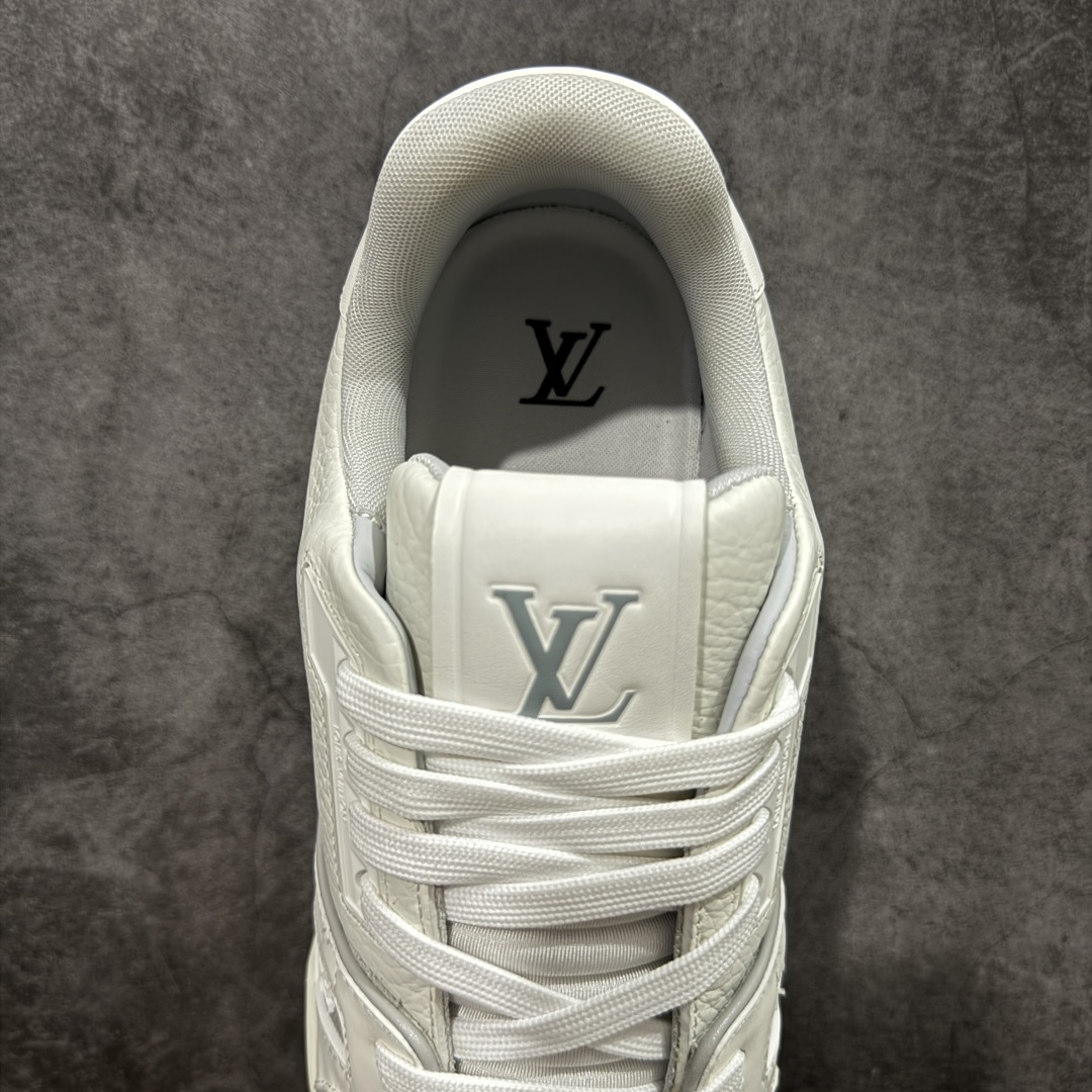 图片[8]-【私人订单】Louis Vuitton LV Trainer 系列 市场最强版 没有之一的存在💪🏻 2025最新版 同步官方星空鞋盒 礼盒包装 纯原顶级高端复刻 高端零售首选版本 购入2025 最新原版1-1开发复刻 相似度百分之99 大货拿在手上无法辨别真假 全鞋身做工精细 进口西班牙3mm斗牛皮摔荔纹韧度拉力十足 鞋面压花长时间不会消失 独家网版开模侧边饰VU ITTON标志与正品完全一致 侧面白荔皮压花凹凸立体感直接媲美正品 新版正品欧斯耐高弹160垫脚 脚感超舒适 独家底磨特供双色TPU组合大底 大底采用进口橡胶树材质套包工艺 固特异缝合锁边空胶工艺 永不开胶断线。 全套专柜24年底圣诞节限定包装，另有经典黄盒包装可选配。 专柜统一尺码（偏大一码）全网独家半码 女码：35 35.5 36 36.5 37 37.5 38 38.5 39 男码：39 40 40.5 41 41.5 42 42.5 43 43.5 44 44.5 45 46 47 （欧码 皮鞋尺码）比运动鞋大一码 全网独家做到最大47码 偏大一码 45=46 46=47 47=48 独家私模-选品中心