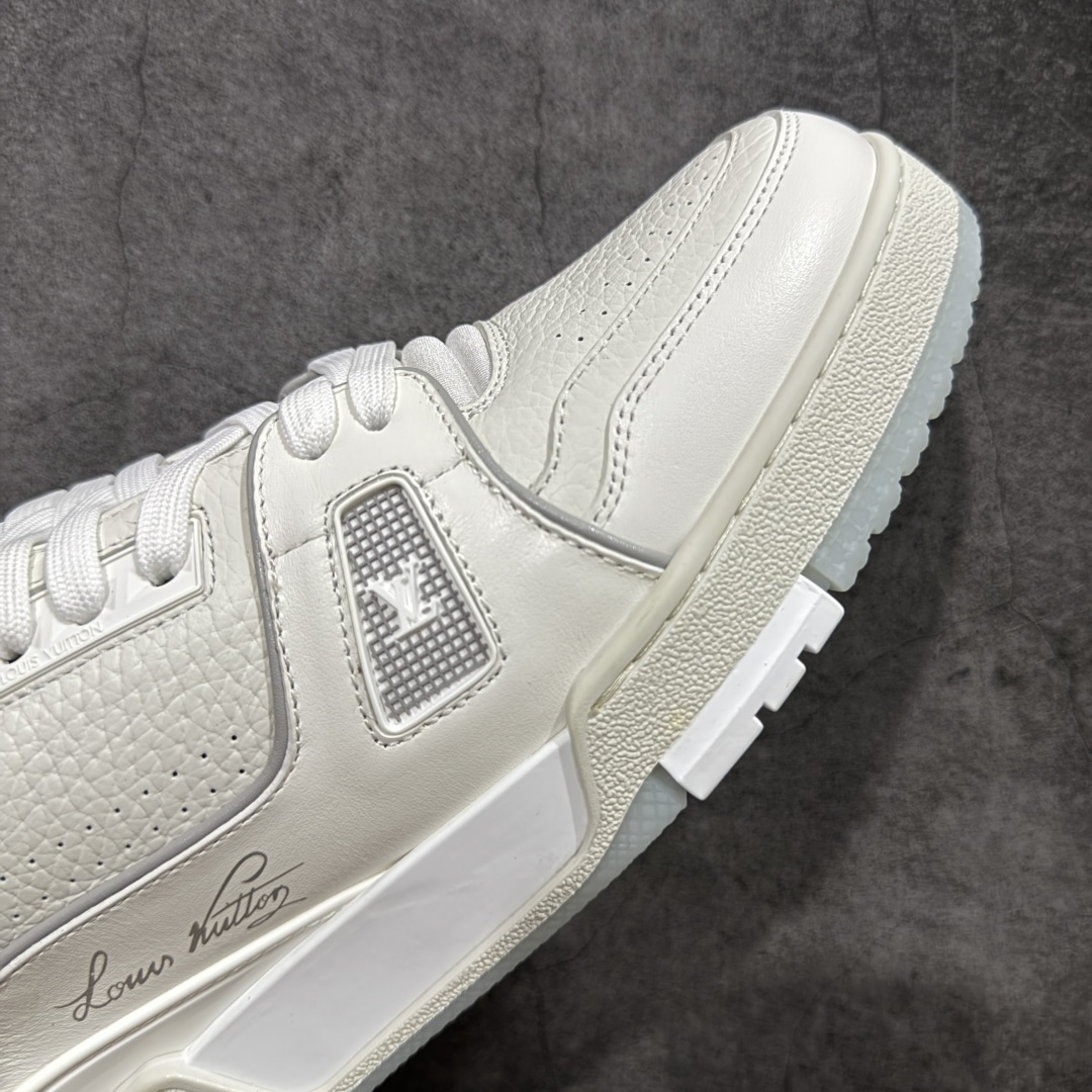 图片[6]-【私人订单】Louis Vuitton LV Trainer 系列 市场最强版 没有之一的存在💪🏻 2025最新版 同步官方星空鞋盒 礼盒包装 纯原顶级高端复刻 高端零售首选版本 购入2025 最新原版1-1开发复刻 相似度百分之99 大货拿在手上无法辨别真假 全鞋身做工精细 进口西班牙3mm斗牛皮摔荔纹韧度拉力十足 鞋面压花长时间不会消失 独家网版开模侧边饰VU ITTON标志与正品完全一致 侧面白荔皮压花凹凸立体感直接媲美正品 新版正品欧斯耐高弹160垫脚 脚感超舒适 独家底磨特供双色TPU组合大底 大底采用进口橡胶树材质套包工艺 固特异缝合锁边空胶工艺 永不开胶断线。 全套专柜24年底圣诞节限定包装，另有经典黄盒包装可选配。 专柜统一尺码（偏大一码）全网独家半码 女码：35 35.5 36 36.5 37 37.5 38 38.5 39 男码：39 40 40.5 41 41.5 42 42.5 43 43.5 44 44.5 45 46 47 （欧码 皮鞋尺码）比运动鞋大一码 全网独家做到最大47码 偏大一码 45=46 46=47 47=48 独家私模-选品中心