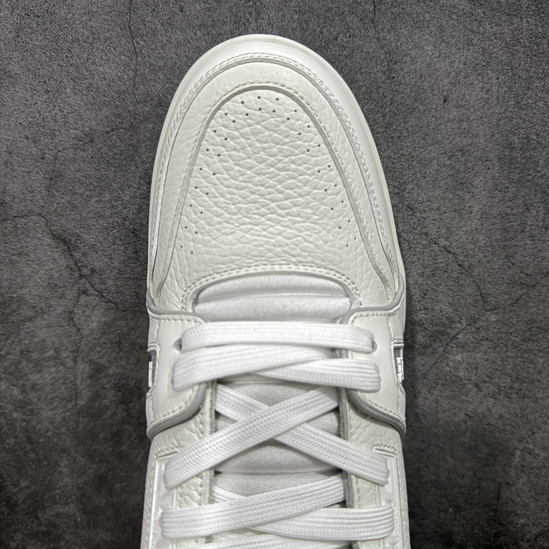 图片[5]-【私人订单】Louis Vuitton LV Trainer 系列 市场最强版 没有之一的存在💪🏻 2025最新版 同步官方星空鞋盒 礼盒包装 纯原顶级高端复刻 高端零售首选版本 购入2025 最新原版1-1开发复刻 相似度百分之99 大货拿在手上无法辨别真假 全鞋身做工精细 进口西班牙3mm斗牛皮摔荔纹韧度拉力十足 鞋面压花长时间不会消失 独家网版开模侧边饰VU ITTON标志与正品完全一致 侧面白荔皮压花凹凸立体感直接媲美正品 新版正品欧斯耐高弹160垫脚 脚感超舒适 独家底磨特供双色TPU组合大底 大底采用进口橡胶树材质套包工艺 固特异缝合锁边空胶工艺 永不开胶断线。 全套专柜24年底圣诞节限定包装，另有经典黄盒包装可选配。 专柜统一尺码（偏大一码）全网独家半码 女码：35 35.5 36 36.5 37 37.5 38 38.5 39 男码：39 40 40.5 41 41.5 42 42.5 43 43.5 44 44.5 45 46 47 （欧码 皮鞋尺码）比运动鞋大一码 全网独家做到最大47码 偏大一码 45=46 46=47 47=48 独家私模-选品中心